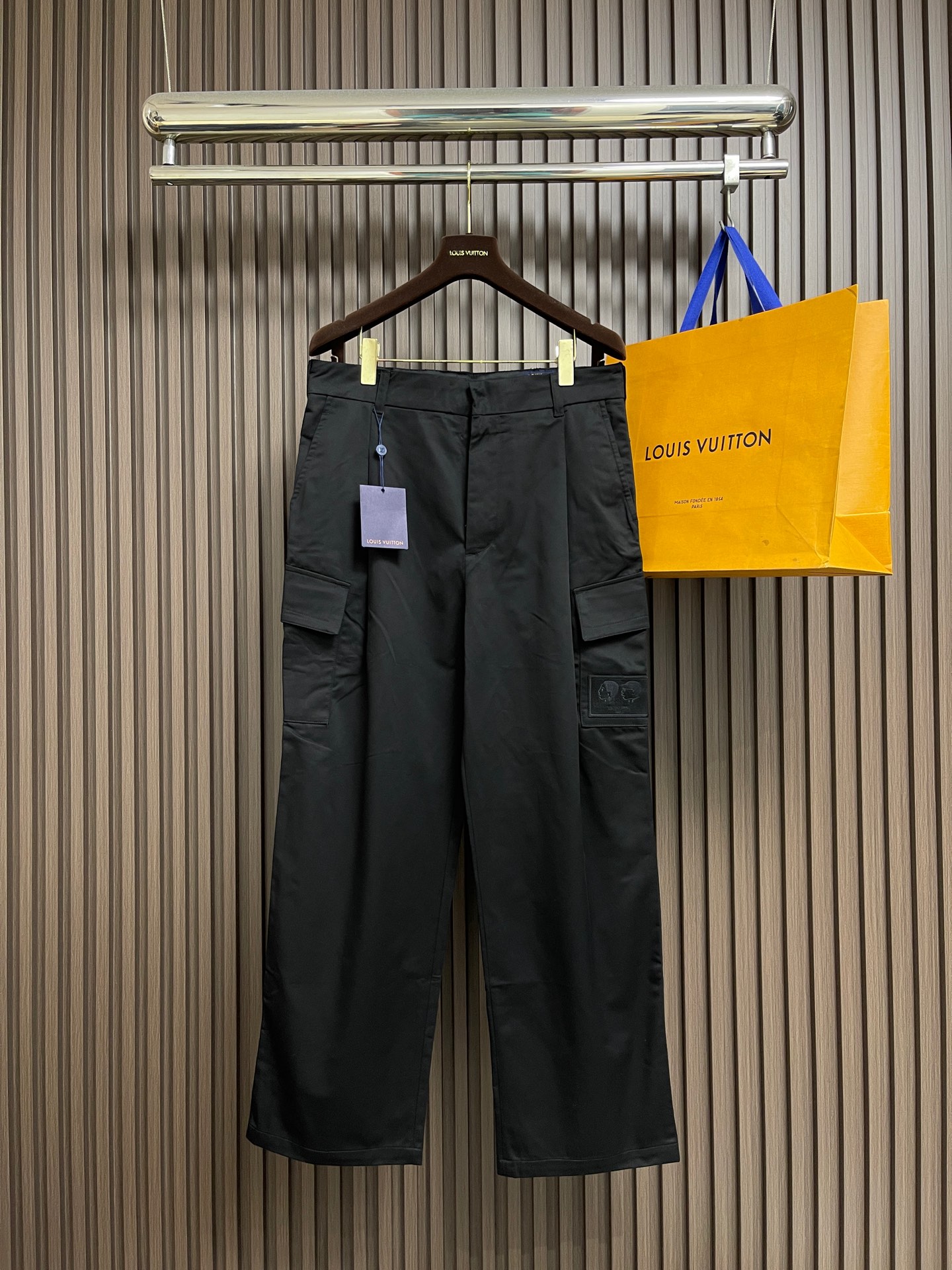 NO:606963,LV FW25 Nigo co-branded 3D portrait embroidered pocket overalls. These overalls are made of twill blended cotton to create a classic design, which can easily fit into various styles. The embroidered portrait patch on the left highlights the collaboration between harrell Wiliams and Nigo. The neat pleats deconstruct the front silhouette and the flap pockets highlight the functional style. Sizes S-XL, louis vuitton, alexander wang19860909LV FW25 Nigo联名3D人像刺绣口袋工装裤,本款工装裤以斜纹混纺棉布塑造经典设计,可轻松契合各式造型.左侧刺绣肖像贴饰点明harrell Wiliams与Nigo的携手合作,齐整褶裥解构正面廓形,翻盖口袋彰品机能风范.尺码S-XL,,louis vuitton,alexander wang,Men's clothing