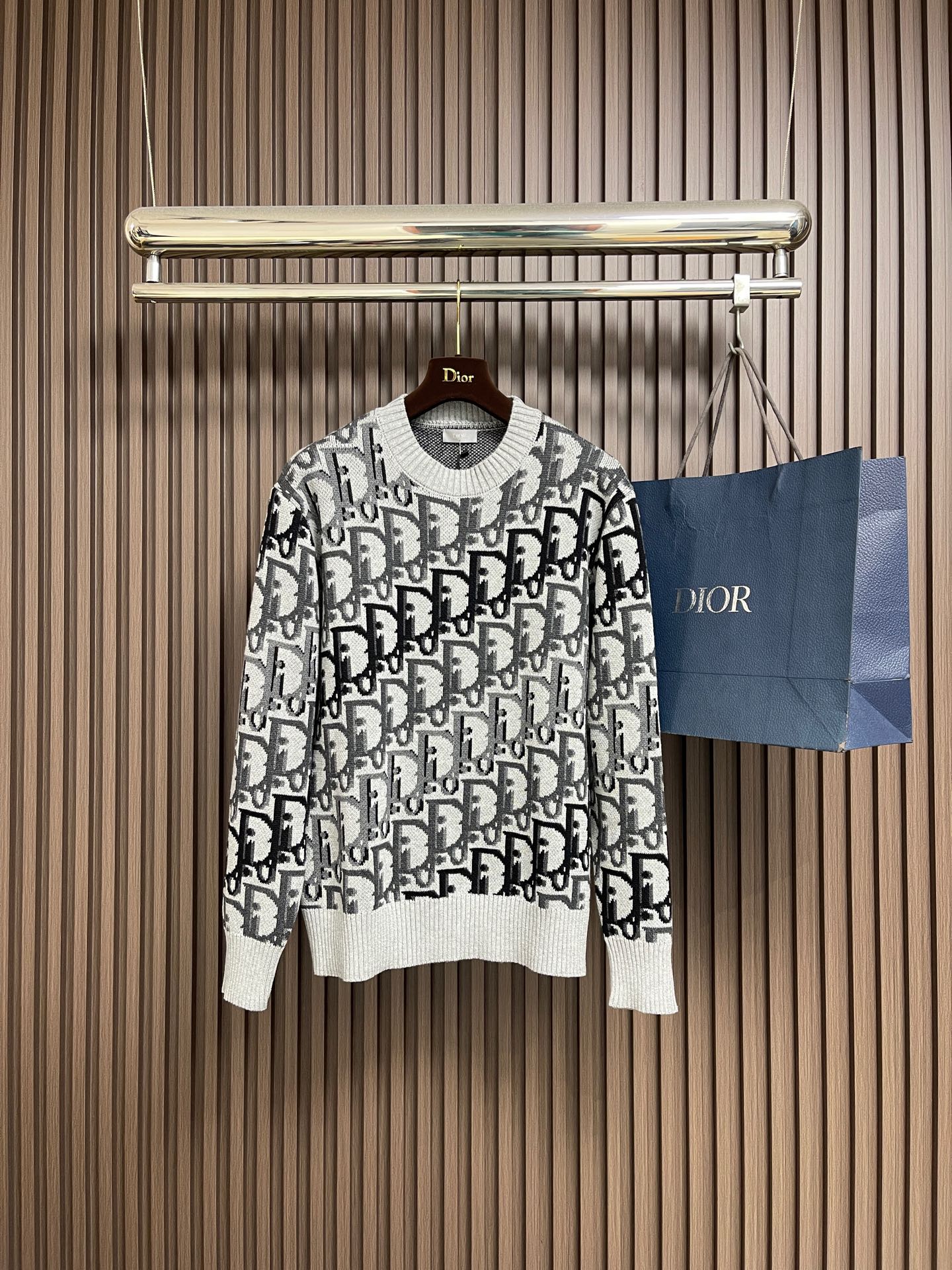 NO:609556,Dior 2025ss early autumn new jacquard long-sleeved pullover knitted sweater!  Customized imported wool knitted material, soft and comfortable. The edges of the neckline are tightened with elastic threads to add layering to the look. The entire floor is covered with jacquard elements of iconic letters to highlight the brand's tone. The round-neck pullover sweater cut is developed with surface accessories. The upper body adds a gentle Korean literary atmosphere. It is full of atmosphere for layering in autumn and winter!  Size S-XL,,dior,sweaters,alexander wang19860909Dior 2025ss早秋新款提花长袖套头针织毛衣！定制进口羊毛针织材质 柔软舒适 领口包边饰以弹力螺纹贴合收紧处理 增添造型层次感 通铺满标志性字母提花元素 彰显品牌调性 面辅料开发圆领套头毛衣剪裁 上身增添韩式温柔文艺气息 秋冬内搭叠穿氛围感十足！尺码S-XL,,dior,sweaters,alexander wang,Men's clothing