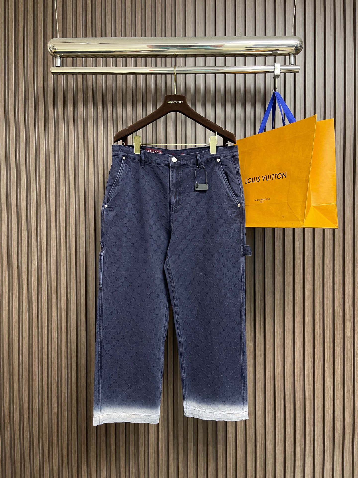 NO:606949,Denim jeans Gucci  Jacquard all-over printed denim jacket and jeans suit. The fabric is made of 7*10 count twill 12-ounce denim cotton. The weight of the ready-to-wash garment is about grams. The buttons are made of electroplated metal four-button buttons with the Gucci brand logo engraved on them, reflecting the brand logo design. The fabric is made of cloth jacquard technology, and the whole frame is embellished with the brand logo. The ready-made garments are spray-painted.  The hem and cuffs are sprayed with horse-spraying technology to add a unique design style. The brand sincerely offers a variety of gradient colors to highlight the texture of the fabric and the recognizable GG pattern. This piece is crafted from dark blue to white gradient bleached GG cotton denim jacquard fabric. Sizes 46-52, gucci, jeans, jackets  & coats,gold plating,alexander wang19860909牛仔衣 牛仔裤 Gucci 提花满印牛仔外套牛仔裤套装,面料采用7*10支斜纹12盎牛仔棉布.洗衣成衣克重约为克.纽扣采用电镀金属四合扣,面上刻字Gucci品牌标识logo,体现出品牌logo设计.面料做布匹提花工艺,全幅以品牌标识logo做为点缀.成衣喷马骝下摆与袖口采用喷马骝工艺为添加一丝独特设计风格.品牌臻心诚献多款渐变色配色,意在凸显面料质感和颇具辨识度的GG图案.这款以深蓝色至白色渐变色漂白GG棉质丹宁提花面料匠心打造.尺码46-52,,gucci,jeans,jackets & coats,gold plating,alexander wang,Men's clothing