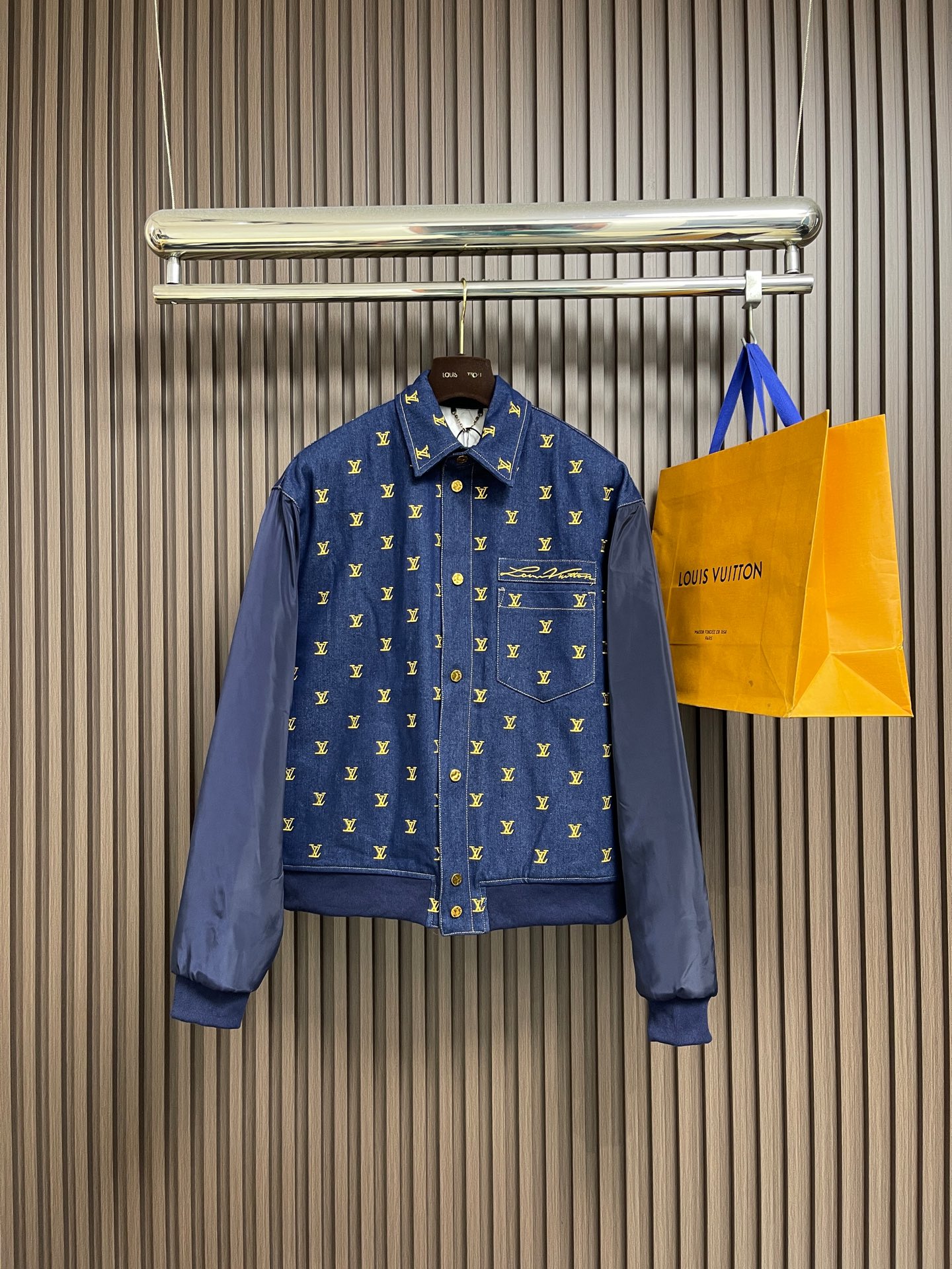 NO:606959,LV 2026ss early spring new all-over embroidered denim baseball jacket, graphic LV letters on the front and back, embroidered signature on the chest pocket, sleeves with spliced ​​windbreaker quilting, a casual style that can be easily converted between outdoor and daily looks, adding eye-catching signature highlights to any look. Sizes 46-52, louis vuitton, jackets & coats, alexander wang19860909LV 2026ss早春新款全身刺绣牛仔棒球夹克,正面后面图形Lv 全刺绣字母,胸前口袋刺绣签名,袖子是拼接风衣夹棉,款休闲风格可轻松在户外和日常造型之间转换,为任何造型增添醒目的标志性亮点.尺码46-52,,louis vuitton,jackets & coats,alexander wang,Men's clothing