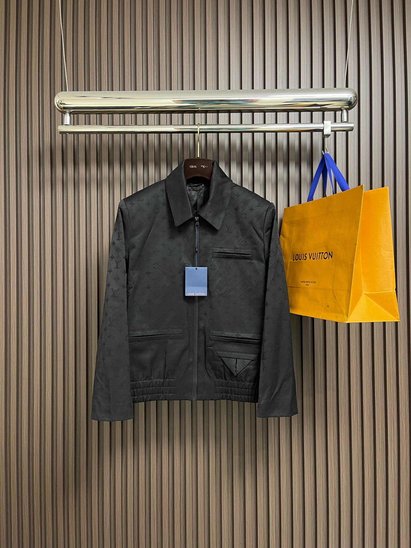 NO:609525,LV 2025SS new wool all-over jacquard jacket, ready-to-wear padded chest cotton and shoulder cotton  Sheep wool creates a classic silhouette, and the full-width Monogram jacquard presents a subtle texture. The elastic waist sets the sporty style, and the entire garment is embellished with brand logo jacquard. The all-over printing is not a simple print, but is dyed with nano-scale yarns to ensure that every pattern is durable. From a distance, it looks like a retro presbyopia, and from a closer look, you can see the matte and glossy interlacing effects embedded in the texture. The elastic waist sets the sporty style, and welted pockets add a formal atmosphere. Sizes 46-52, louis vuitton, jackets  & coats,jackets & coats,alexander wang19860909LV 2025SS新款羊毛满印提花夹克外套,成衣垫有胸棉 肩棉 绵羊毛塑就经典廓形,全幅Monogram提花呈现微妙质感.弹性腰部定格运动风尚,全衣品牌徽标提花点缀,满印并非简单印花,而是通过纳米级纱线染色确保每一处图案经久不褪,远看是复古老花,近观可见纹理中嵌入的哑光与亮面交错效果,弹性腰部定格运动风尚,嵌线口袋再添正装气息.尺码46-52,,louis vuitton,jackets & coats,jackets & coats,alexander wang,Men's clothing