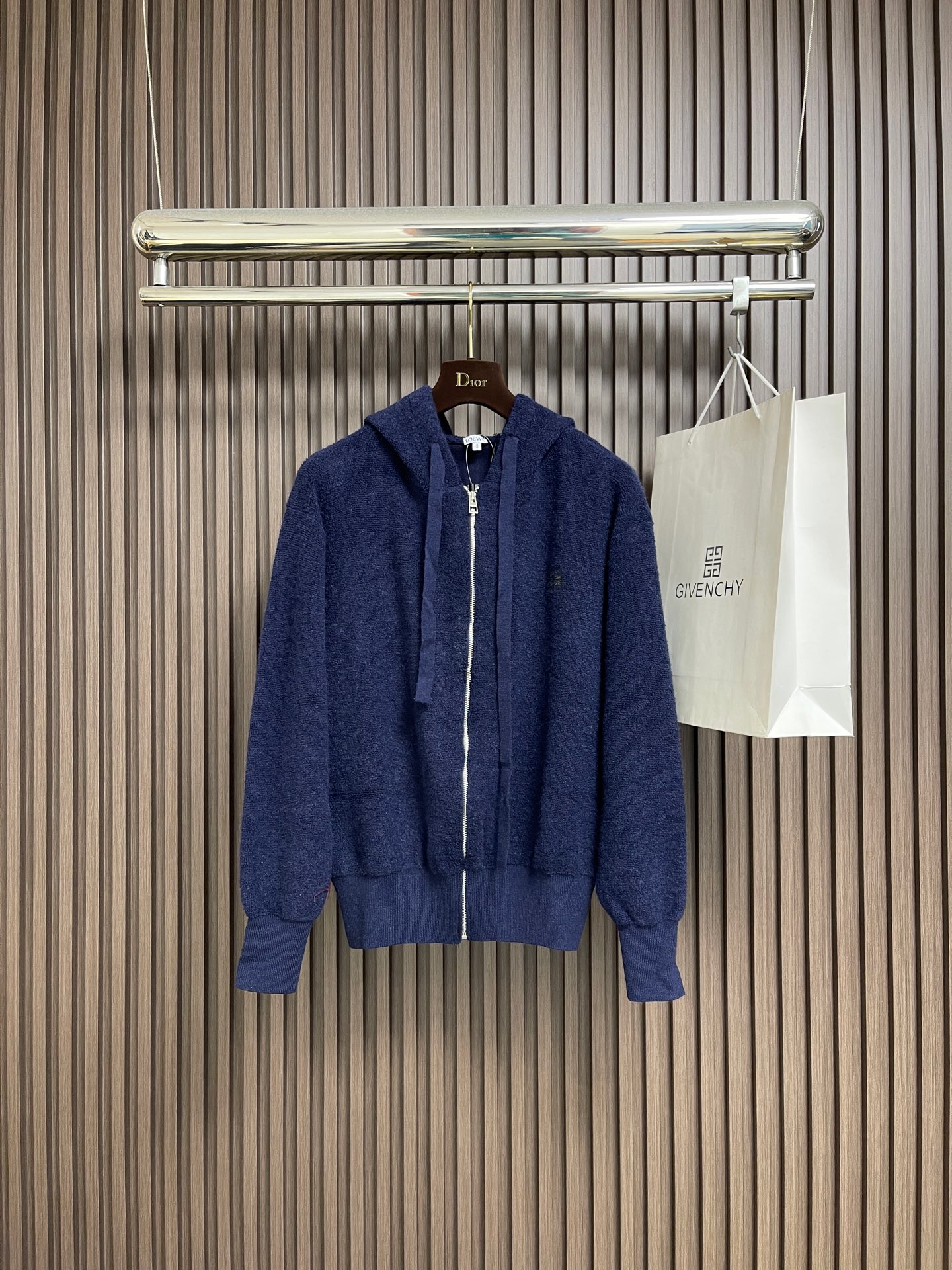 NO:609515,LOEWE  Embroidered small label wool loop knitted zipper hooded sweatshirt. The fabric is made of 55 merino wool loop fabric and mixed with 45% cotton yarn. The upper body has a strong three-dimensional effect and the fabric is soft and not clingy. It is very suitable for base layering and outer wear. It is made of electroplated bright silver metal and the LOEWE logo is laser-engraved on the side of the slider. Embroidery  Flat embroidery is used, and the embroidery is embellished with Anagram embroidery. It shows the classic and low-key style of the style. It is washed with water to remove surface wool impurities and dried at high temperature to fix the shape. Manual ironing allows the clothes to retain their size. Sizes S-XL, loewe, hoodie, sweatshirts, gold  plating,hats,alexander wang19860909LOEWE 刺绣小标羊毛圈针织拉链帽卫衣,面料采用55美丽奴羊毛圈面料,搭配45％比例棉纱混访织出.采衣上身效果立体感强,面料软顺不贴舒,非常适合打底和外搭的一款.采用电镀金属亮白银,拉头侧边激光刻字LOEWE标识logo.刺绣采用平面刺绣,刺绣以Anagram刺绣为点缀.呈现出款式的经典与低调风格.成水洗水去除表面羊毛杂质,高温烘干固定版型.人工拉烫使衣服保留尺寸.尺码S-XL,,loewe,hoodie,sweatshirts,gold plating,hats,alexander wang,Men's clothing