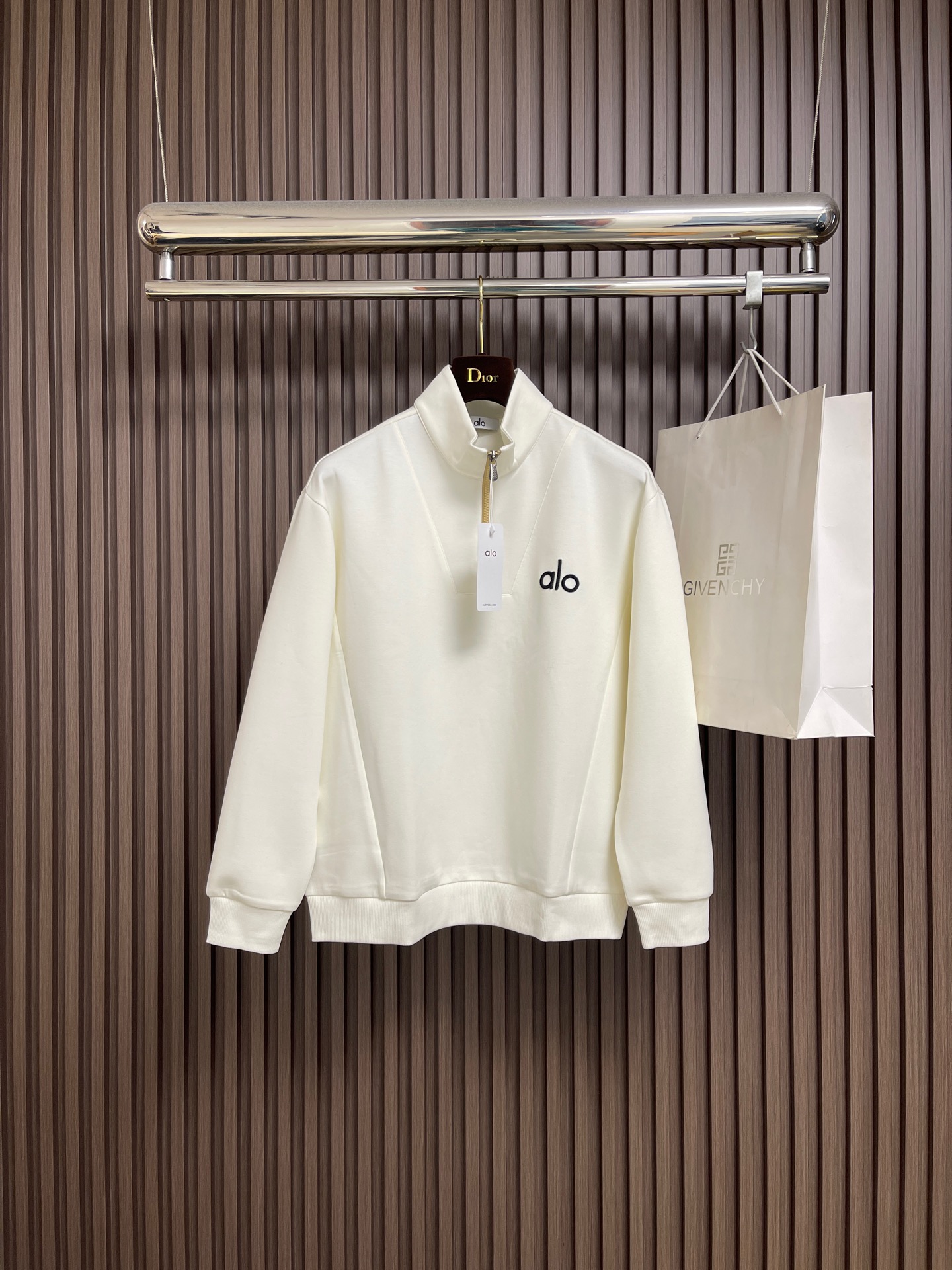 NO:611500,Alo half-zip pullover small stand-up collar sweatshirt. The fabric is soft and waxy. It is close to the skin and comfortable. The loose fit is friendly to all body types. Whether it is paired with leggings for a sporty style or jeans for a casual route, it can be easily held. It is very suitable for daily outings and gym visits. The universal formula for proper outfit ~ Sizes M-3XL, hoodie, sweatshirts, jeans, alexander wang19860909Alo 半拉链套头小立领卫衣,面料软软糯糯的,贴身穿亲肤又舒服,宽松的版型对各种身材都很友好,不管是搭配leggings打造运动风,还是配牛仔裤走休闲路线,都能轻松hold住,日常出街、健身房打卡都超合适,妥妥的穿搭万能公式～尺码M-3XL,,hoodie,sweatshirts,jeans,alexander wang,Men's clothing