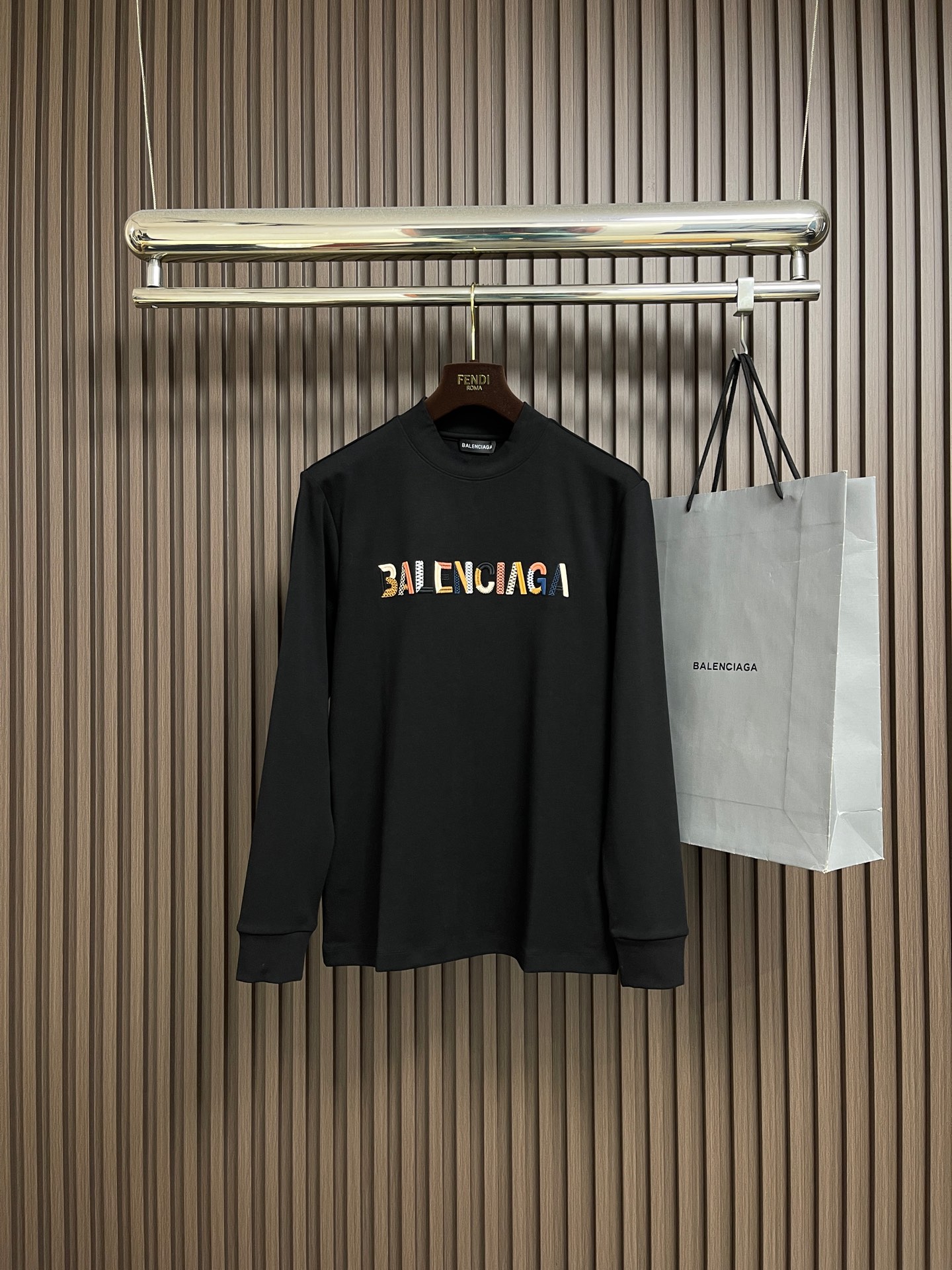 NO:606920,Balenciaga Balenciaga  2025FW autumn and winter new product embroidered letter bottoming shirt. The embroidered logo letters on the chest are the soul. Each letter uses a different embroidery method (chain embroidery, satin embroidery, hollow embroidery) + low saturated contrasting color (nude pink, turmeric, navy blue), low  It is stylish and recognizable; the high-elastic knitted fabric is soft but not collapsed, fits the skin without being stuffy, is not bulky when worn as a base layer, and has a drapey feel when worn alone; the half-high collar design fits the neck without getting stuck, is windproof in autumn and winter, and can also modify the shoulder and neck lines; the same color locking process  The stitching on the cuffs and hem is fine and neat, and will not be easily deformed after washing; the black and white colors are suitable for various styles. The 'careful' basic model is a textured item that can be worn layered or alone in autumn and winter. Sizes M-3XL,,balenciaga,balenciaga,alexander wang19860909Balenciaga 巴黎世家 2025FW秋冬新品拼绣字母打底衫.胸前拼绣标识字母是灵魂,每一个字母都用了不同的绣法（锁链绣、缎面绣、镂空绣）＋低饱和撞色（裸粉姜黄藏青）,低调又有辨识度；高弹针织面料,软而不塌,贴肤不闷,打底穿不臃肿,单穿也有垂坠感；半高领设计,贴合颈部不卡喉,秋冬防风还能修饰肩颈线条；同色系锁边工艺 袖口、下摆的针脚细密工整,洗后不易变形；黑白两色适配各种风格,基础款里的'小心机',是秋冬叠穿、单穿都能打的质感单品.尺码M-3XL,,balenciaga,balenciaga,alexander wang,Men's clothing