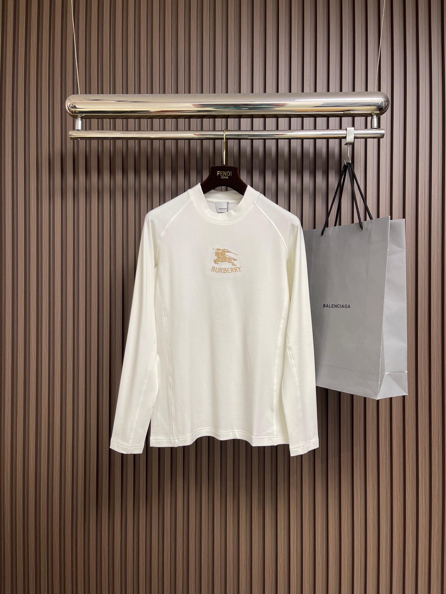 NO:611515,BURBERRY 2025FW new autumn and winter gold thread war horse three-dimensional embroidery men's long-sleeved T-shirt, classic knight logo + letter logo on the chest.  Low-key yet recognizable!  The focus is placed on the fabric. The clearly visible fine grid texture on the surface is enough to highlight its high-end texture. It has good wear resistance and anti-wrinkle drape. Naturally, it is breathable and convenient. It also has a certain degree of wrinkle resistance and stain resistance, which greatly reduces the convenience of daily care and storage. The soft, gentle but crisp gold surface  Materials, and after the texture combination of the fabric itself, different colors and textures will appear slightly under different lights, allowing you to be versatile and easily cope with various occasions. Sizes M-3XL, burberry, tees, t-shirt, gold, alexander  wang19860909BURBERRY 2025FW秋冬新款金线战马立体刺绣男士长袖T恤,胸前经典骑士徽标＋字母logo．低调有辨识度！ 把重心都放在了面料上,表面清晰可见的细格肌理,足以凸显出它的高级质感,耐磨抗皱垂感佳,透气性跟便捷性自然不在话下,还具有一定的抗皱性与耐脏度,大大减少了日常中的打理与保存便捷性.柔软温和却挺括的黄金面料,并且经过面料本身的纹理组合之后,在不同光线下会轻微显现出不一样的色泽跟质感,让你百变多样轻松应对各种场合.尺码M-3XL,,burberry,tees，t-shirt,gold,alexander wang,Men's clothing