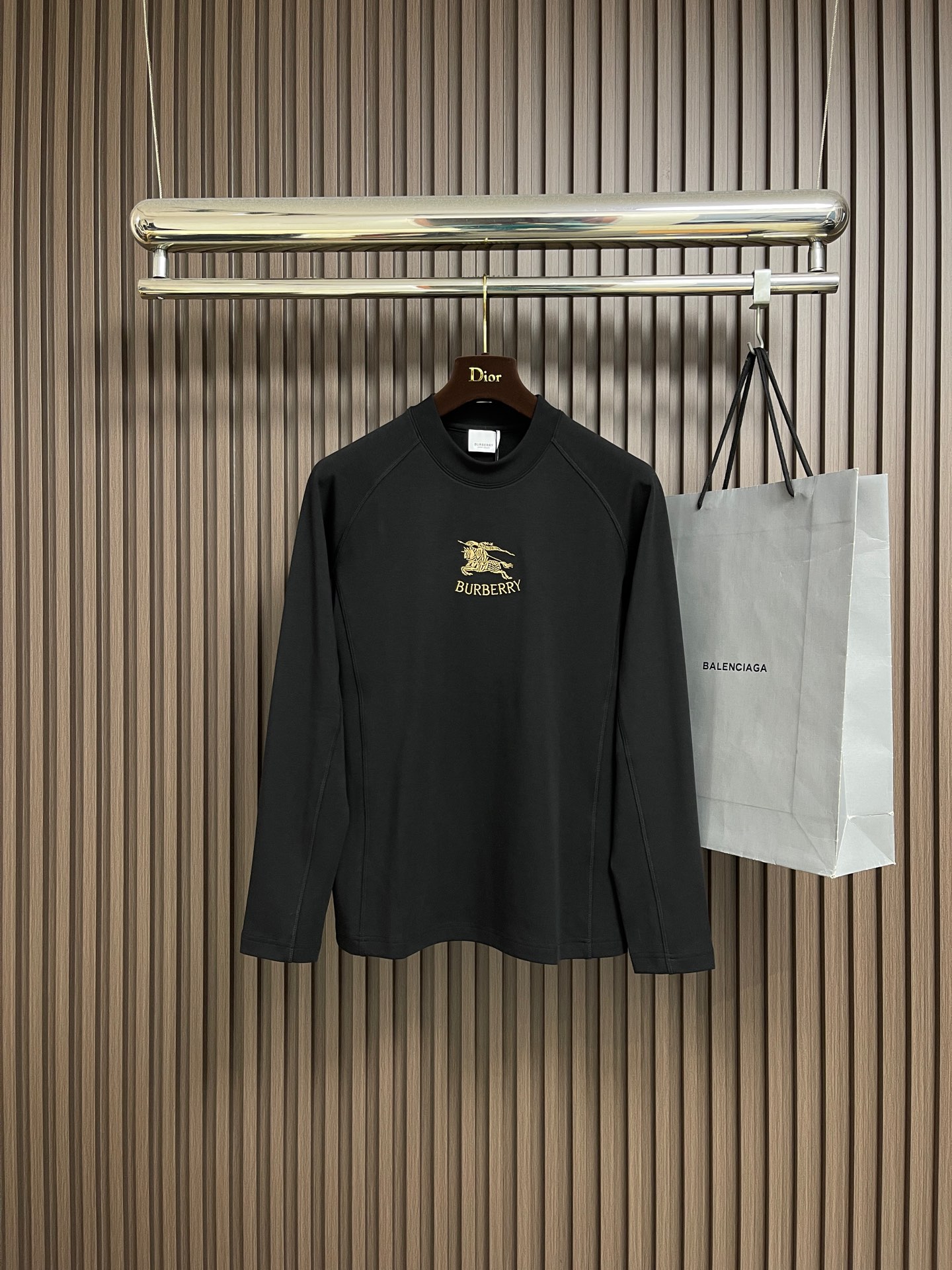 NO:627428,BURBERRY 2025FW new autumn and winter gold thread war horse three-dimensional embroidery men's long-sleeved T-shirt, classic knight logo + letter logo on the chest.  Low-key yet recognizable!  The focus is placed on the fabric. The clearly visible fine grid texture on the surface is enough to highlight its high-end texture. It has good wear resistance and anti-wrinkle drape. Naturally, it is breathable and convenient. It also has a certain degree of wrinkle resistance and stain resistance, which greatly reduces the convenience of daily care and storage. The soft, gentle but crisp gold surface  Materials, and after the texture combination of the fabric itself, different colors and textures will appear slightly under different lights, allowing you to be versatile and easily cope with various occasions. Sizes M-3XL, burberry, tees, t-shirt, gold, alexander  wang19860909BURBERRY 2025FW秋冬新款金线战马立体刺绣男士长袖T恤,胸前经典骑士徽标＋字母logo．低调有辨识度！ 把重心都放在了面料上,表面清晰可见的细格肌理,足以凸显出它的高级质感,耐磨抗皱垂感佳,透气性跟便捷性自然不在话下,还具有一定的抗皱性与耐脏度,大大减少了日常中的打理与保存便捷性.柔软温和却挺括的黄金面料,并且经过面料本身的纹理组合之后,在不同光线下会轻微显现出不一样的色泽跟质感,让你百变多样轻松应对各种场合.尺码M-3XL,,burberry,tees，t-shirt,gold,alexander wang,Men's clothing