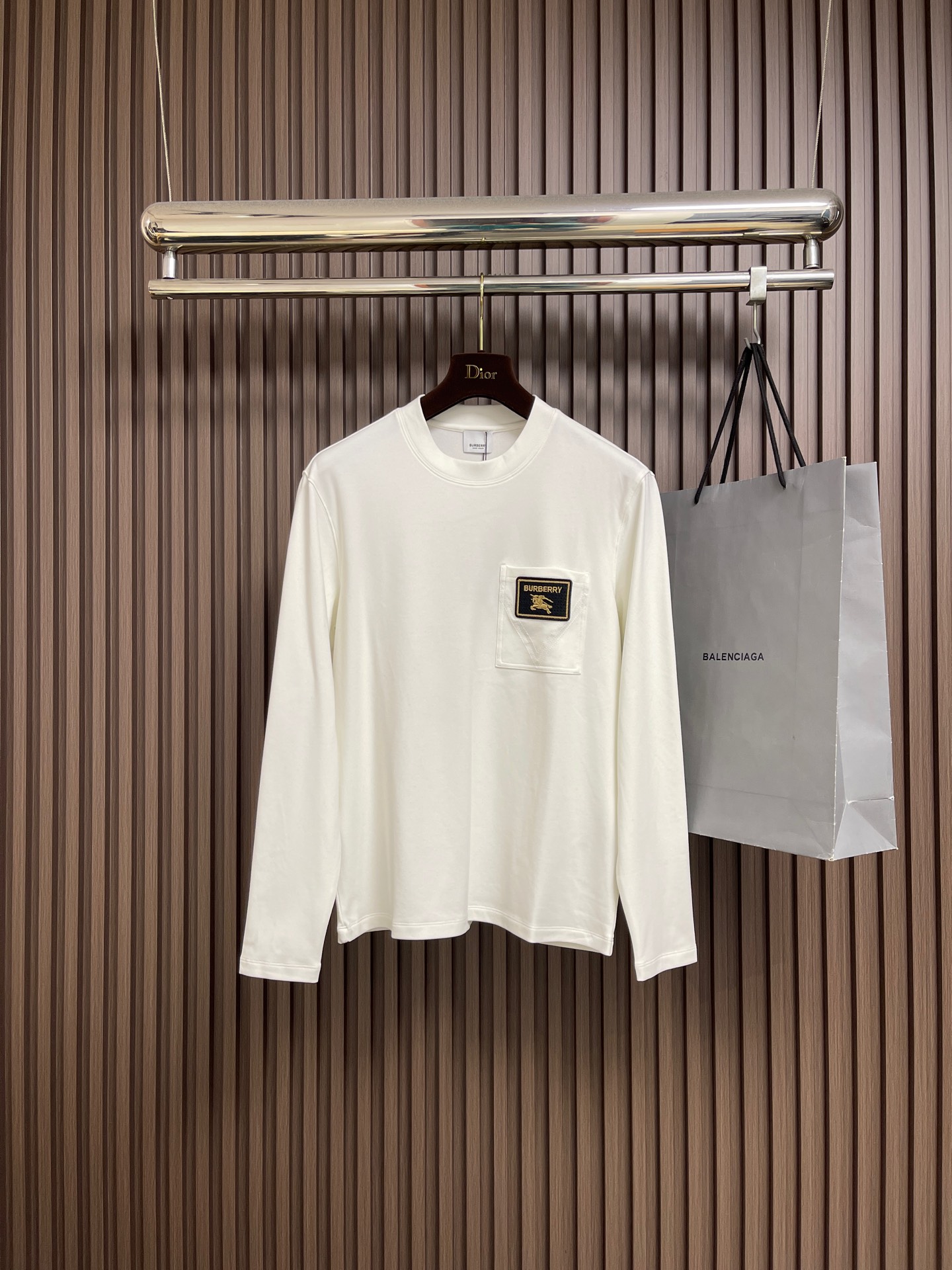 NO:611520,Burberry 2025FW new autumn and winter long-sleeved T-shirt with pocket embroidery. The chest patch pocket + knight embroidery logo, with gold thread texture, is the recognition of a luxury brand hidden in a low-key manner. The pocket details make the basic model more layered. The Italian high-count cotton is soft and draping, close to the skin and breathable and not easy to deform. The ribbed hems on the collar and cuffs reveal the delicate craftsmanship. Sizes M-3XL, burberry, tees, t-shirt, alexander wang19860909Burberry 2025FW秋冬新品口袋刺绣长袖T恤.胸前贴袋＋骑士刺绣标识,搭配金线纹理,是低调里藏着的奢牌辨识度,口袋细节让基础款更有层次感.意产高支棉软而垂顺,贴肤透气还不易变形,领口袖口的罗纹锁边透着工艺细腻.尺码M-3XL,,burberry,tees，t-shirt,alexander wang,Men's clothing