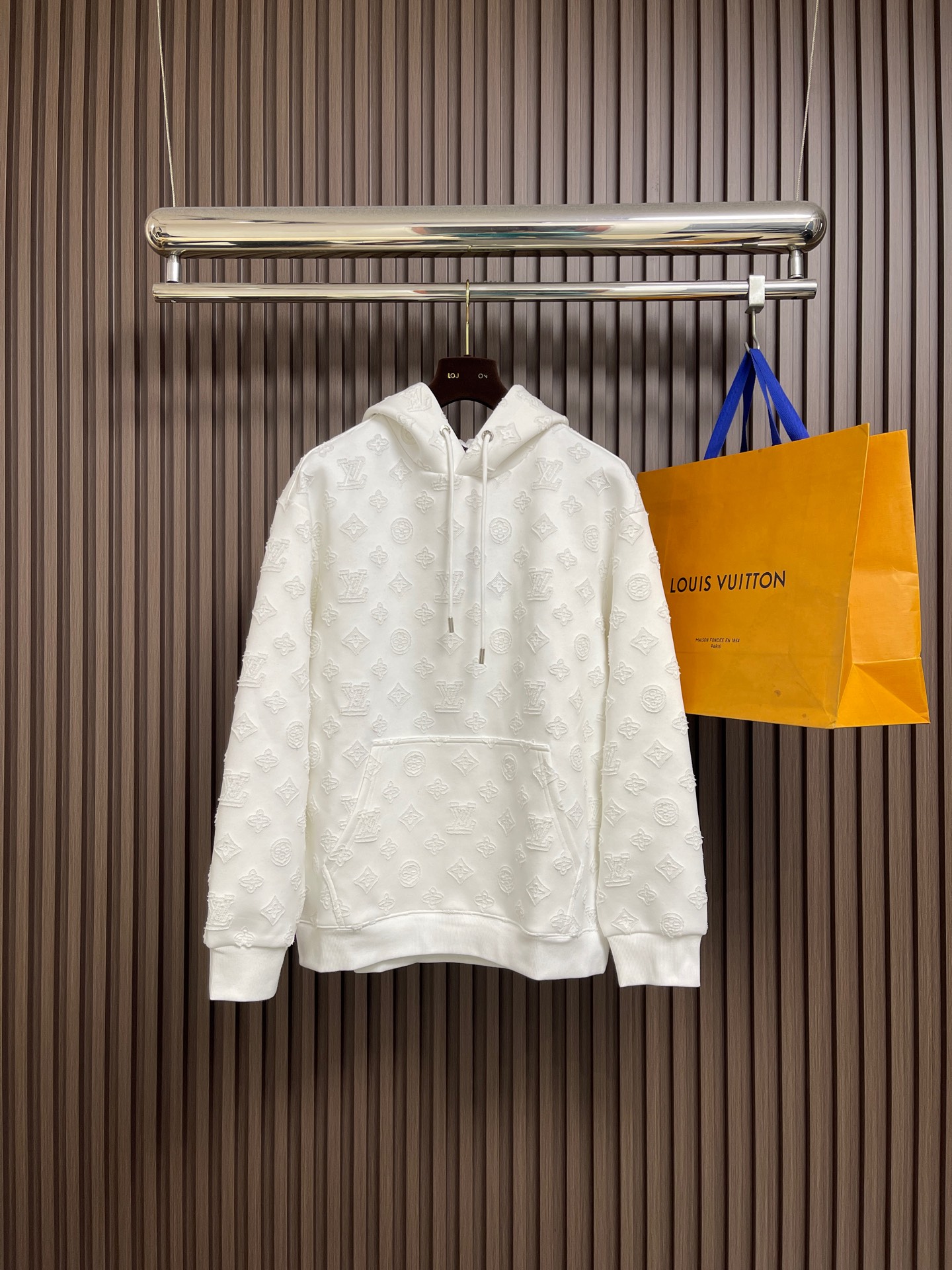 NO:606954,LV classic solid color burnt flower craft hooded sweatshirt, original customer-supplied fabric, dyed in the same vat, feels very comfortable, fashionable and personalized, super versatile and good-looking, very suitable for both men and women, a must-have style, hangtag, collar label, washed wheat, complete with three standards. Sizes S-XL S size bust 116cm length 71cm shoulder width 52cm M size bust 120cm length 73cm shoulder width 54cm L size bust 124cm  Clothing length 75cm, shoulder width 56cm, XL size bust 128cm, clothing length 77cm, shoulder width 58cm,,louis vuitton,hoodie,sweatshirts,hats,alexander wang19860909LV 经典纯色烧花工艺连帽卫衣,原版客供面料 同缸染面料 手感非常舒服 时尚又个性 超级百搭好看的一款 男女都非常合适 人手必备款 吊牌 领标 水洗麦 三标齐全.尺码S-XL S码胸围116cm衣长71cm肩宽52cm M码胸围120cm 衣长73cm肩宽54cm L码胸围124cm 衣长75cm 肩宽56cm XL码胸围128cm 衣长77cm肩宽58cm,,louis vuitton,hoodie,sweatshirts,hats,alexander wang,Men's clothing