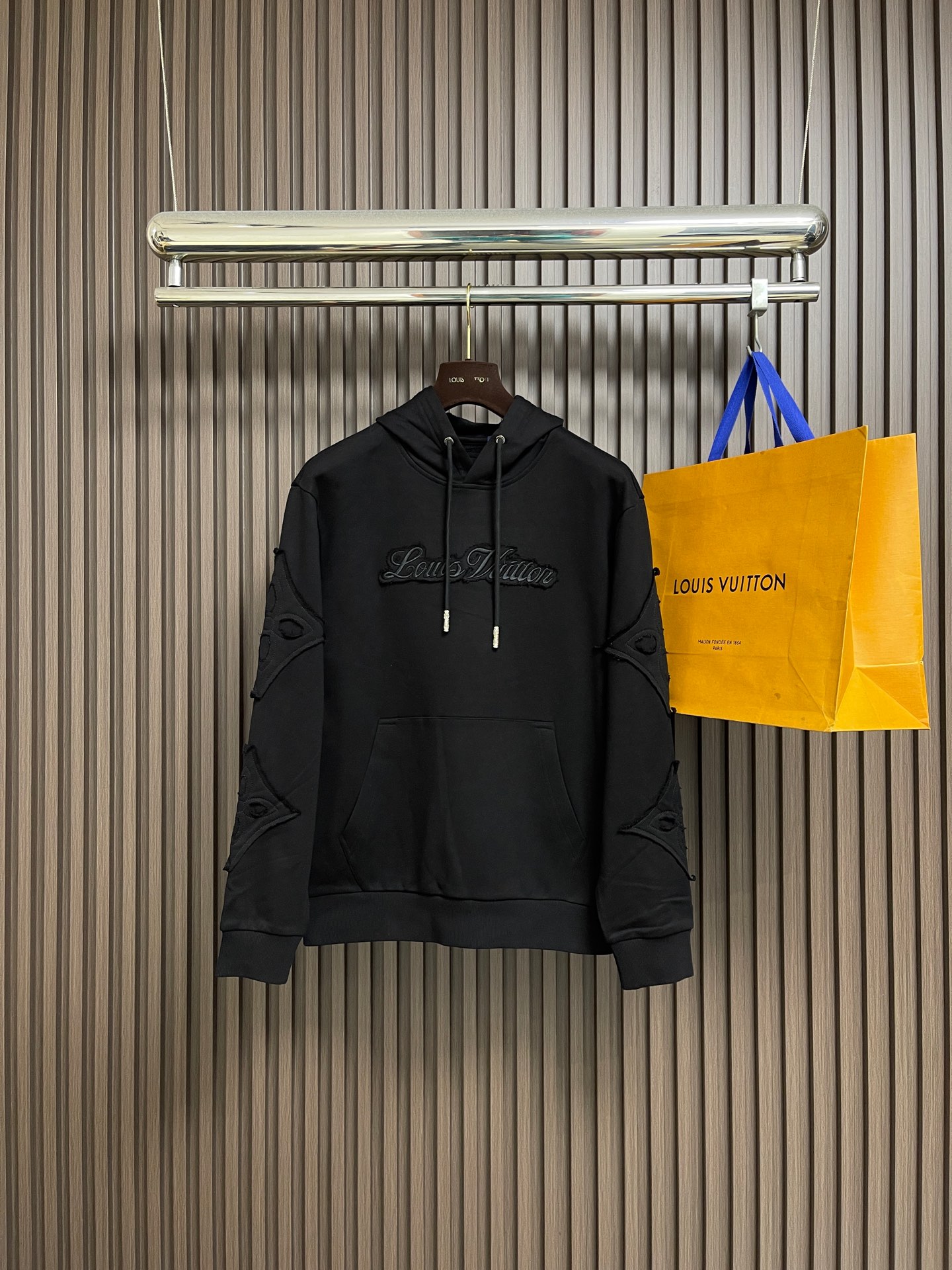 NO:606952,LV 2025ss new logo embroidered logo hooded sweatshirt, handsome and fashionable, top embroidered pattern letter logo on the chest, simple and versatile. The fabric cotton is not only crisp and maintains the trendy silhouette, but also comfortable to wear, and the yarn is more delicate. Sizes M-3XL, louis vuitton, hoodie, sweatshirts, hats, alexander wang19860909LV 2025ss新品logo刺绣标识连帽卫衣,帅气时尚,胸前顶级刺绣图案字母logo,简约百搭款.面料棉 不仅挺括,保持潮流的廓形,又穿着舒适,纱织更细腻.尺码M-3XL,,louis vuitton,hoodie,sweatshirts,hats,alexander wang,Men's clothing