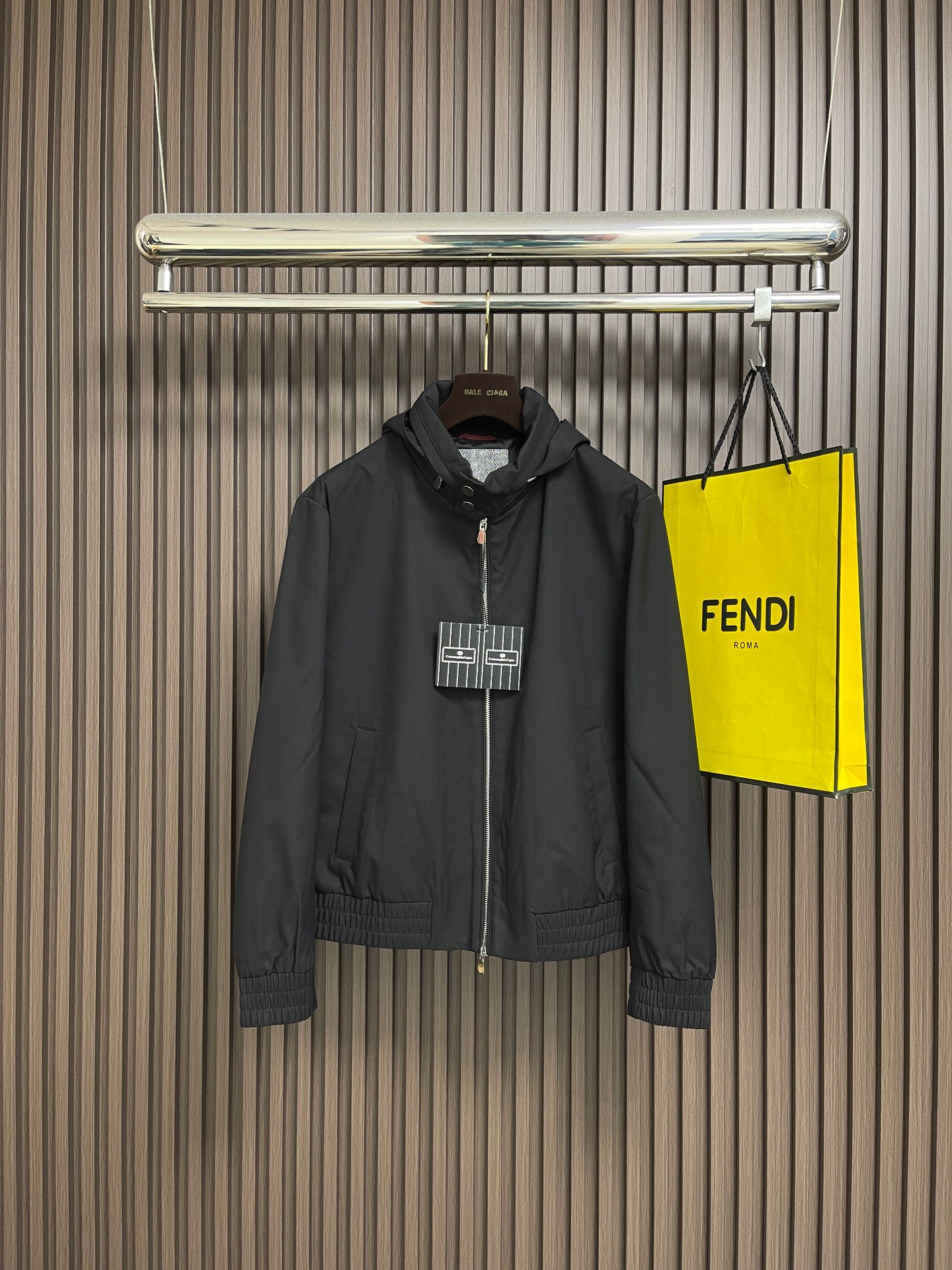 NO:613862,Zegna hooded jacket. Selected high-quality fabrics, delicate and smooth to the touch, light and shiny. Simple design, hood + zipper + side pockets, practical and fashionable. Suitable for a variety of body types. High-end positioning, super textured for autumn and winter, easy to handle in commuting or business situations, sizes M-3XL,, jackets & coats, jackets & coats, hats, alexander wang19860909zegna 连帽夹克外套.甄选优质面料,手感细腻顺滑,轻盈有光泽计.简约设计,连帽＋拉链＋侧袋,实用又时髦.适合多种体型.高端定位,秋冬穿超有质感,通勤或商务场合都能轻松驾驭,尺码M-3XL,,jackets & coats,jackets & coats,hats,alexander wang,Men's clothing