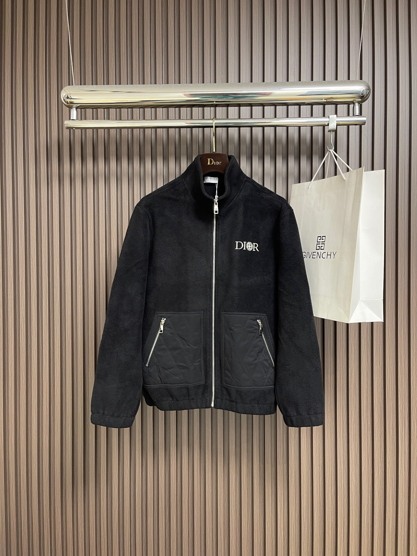 NO:606932,Dior 2025ss letter embroidered polar fleece jacket. The fabric is made of short-haired polar fleece polyester fiber fabric. The fiber bundles are cut into short and dense fluff through special processing methods to form a fluff-like surface while retaining the softness and warmth of the fiber. It is very full and fine stitching. The dense pattern is clear and has a strong sense of lines and three-dimensionality. Cold and windproof stand-up collar design. Cuff hem. Elastic elastic cord molding. Customized two-way zipper puller. Customized hardware thread.  Accessories, matching version, same style for men and women. Sizes M-3XL, dior, jackets & coats, alexander wang19860909Dior 2025ss 字母刺绣摇粒绒外套,面料采用短毛摇粒绒聚酯纤维面料,通过特殊的加工方法将纤维束切割成短而密集的绒毛,使其形成类似于绒毛的表面同时保留了纤维的柔软性和保暖性,非常的饱满精细针法绵密图案清晰且线条感和立体感强 御寒防风立领设计袖口下摆橡筋松紧绳开模定制双向拉链头 定制五金 螺纹 辅料 对版对位 男女同款.尺码M-3XL,,dior,jackets & coats,alexander wang,Men's clothing