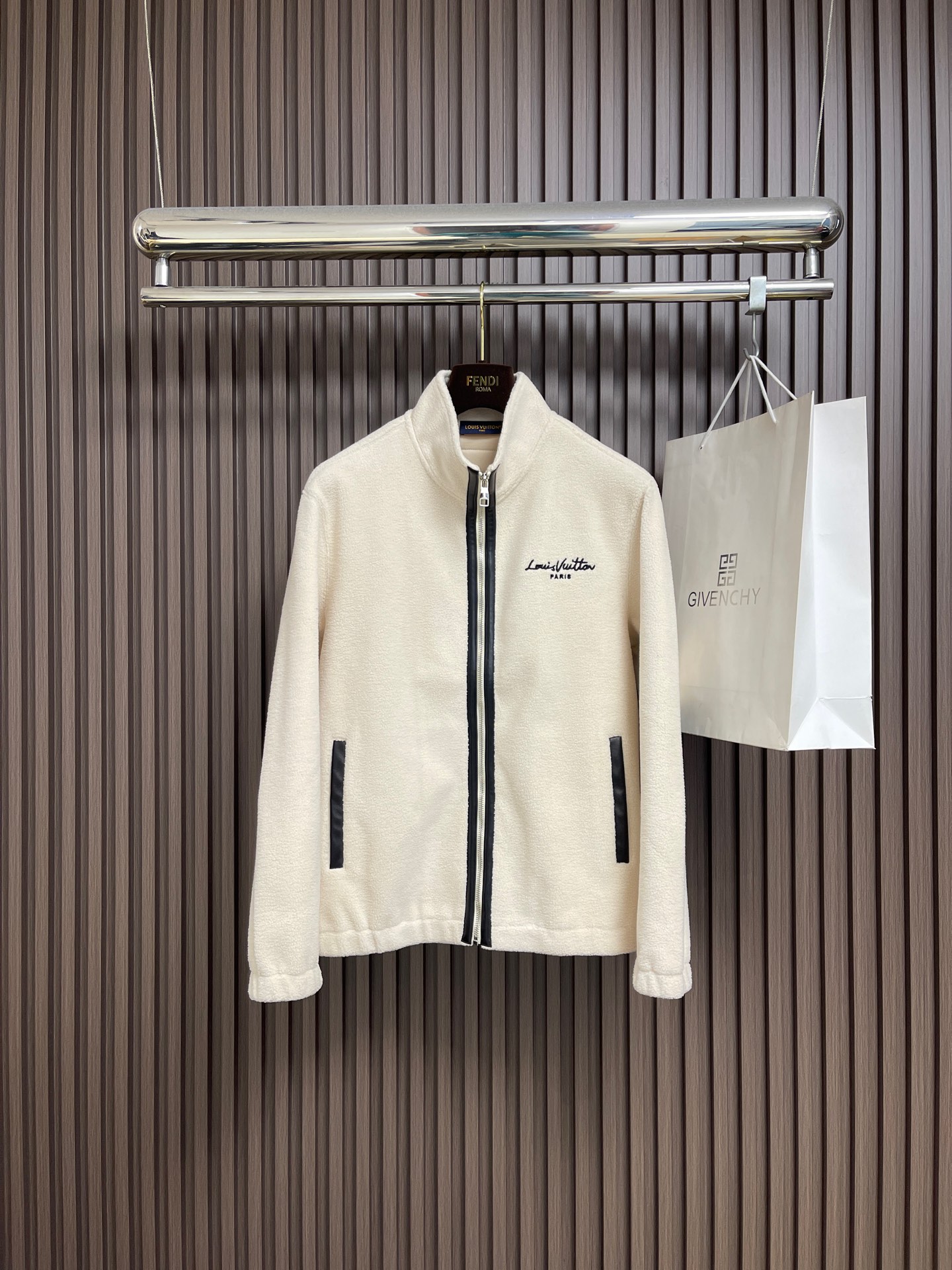 NO:606942,LV 2025ss new autumn and winter polar fleece jacket, with cursive letter logo embroidery on the chest, fashionable and handsome, simple and versatile, customized original fabric, not only crisp and trendy silhouette, but also comfortable to wear, more delicate yarn, size M-3XL,, louis vuitton, jackets & coats, jackets & coats, alexander wang19860909LV 2025ss秋冬新品摇粒绒夹克外套,胸前草写字母logo标识刺绣时尚帅气,简约百搭款,定制原版面料,不仅挺括,保持潮流的廓形,又穿着舒适,纱织更细腻,尺码M-3XL,,louis vuitton,jackets & coats,jackets & coats,alexander wang,Men's clothing