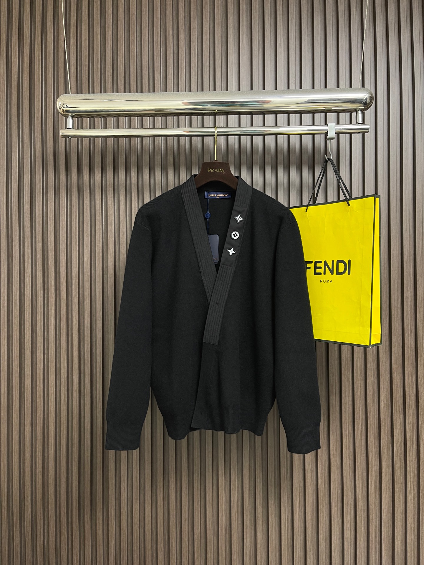 NO:613866,LV x Nigo mixed decorative cardigan V-neck knitted cardigan, this LOUIS  The VUITTON knitted cardigan adopts a loose-fitting design, which is comfortable to wear and full of fashion. The fabric is made of high-quality wool blended material, which is soft and delicate to the touch, and has good warmth retention and breathability. The ready-made garments adopt precision tailoring technology to ensure that the overall shape is three-dimensional and crisp. The decorative belt on the chest is made of leather  The high-quality splicing process and exquisite metal buttons not only increase the sense of design, but also add a fashionable atmosphere to the overall look. The details of the collar and cuffs are exquisite, the overall wiring is neat, and the stitching is fine and firm. Whether it is daily wear or formal occasions, it can be easily managed, perfectly interpreting LOUIS  The luxury and elegance of the VUITTON brand. The overall routing is straight and delicate, the fabric is comfortable and soft, and the color is consistent without color difference. It can be matched with the same style to create a fashionable look and control various occasions. Customized accessories, complete with three standards, same style for men and women!  Size S-XL,,louis vuitton,louis vuitton,alexander wang19860909LV x Nigo 混合装饰开衫V领针织开衫,这款LOUIS VUITTON针织开衫采用宽松版型设计,穿着舒适且时尚感十足.面料选用高品质羊毛混纺材质,手感柔软细腻,具有良好的保暖性与透气性.成衣采用精密剪裁工艺,确保整体造型立体挺括.胸前的装饰带采用皮质拼接工艺,搭配精致的金属纽扣,不仅增加了设计感,还为整体造型增添了时尚气息.领口与袖口的细节处理考究,整体走线工整,针脚细密牢固.无论是日常穿搭还是正式场合,都能轻松驾驭,完美诠释了LOUIS VUITTON品牌的奢华与优雅.整体走线平直细腻,面料舒适柔软,颜色一致无色差 能与同款搭配营造时尚造型,驾驭各种场合,定制辅料,三标齐全,男女同款！尺码S-XL,,louis vuitton,louis vuitton,alexander wang,Men's clothing