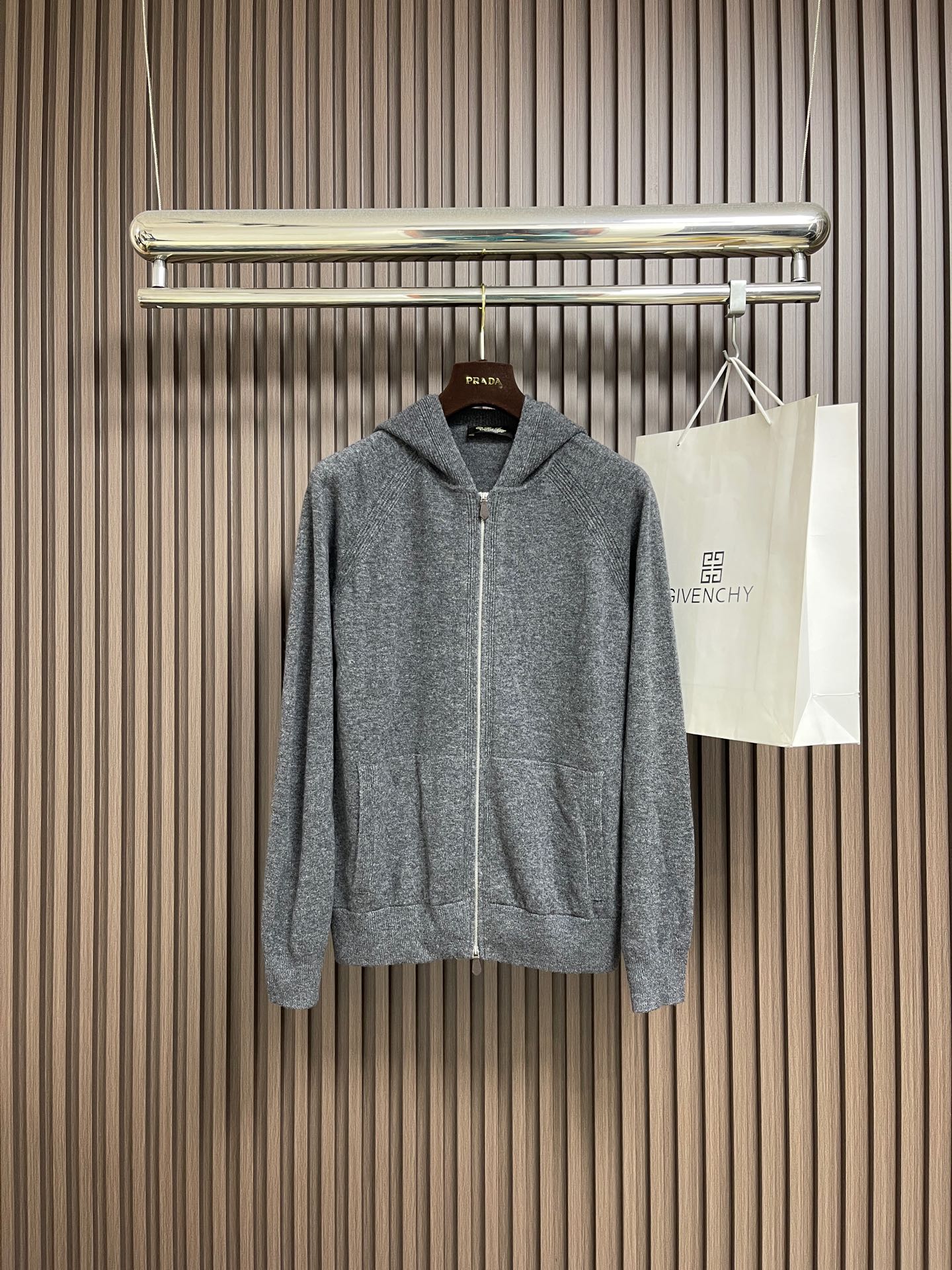 NO:606937,LP Loro Piana 2025ss new autumn and winter hooded wool sweater!  High-quality wool, simple but not simple. Casual hooded style, classic and versatile, easy to match on the street for daily use, good looseness, fine workmanship, fine and even stitching, not easy to fall off. Sizes 46-52, loro piana, loro piana, sweaters, hats, alexander wang19860909LP Loro Piana 2025ss秋冬新款连帽羊毛毛衣！优质羊毛,简约而不简单.休闲连帽款式,经典百搭,日常搭配出街轻松搭配,松弛感拉满好,做工精细 针脚细密均匀,不易脱线.尺码46-52,,loro piana,loro piana,sweaters,hats,alexander wang,Men's clothing