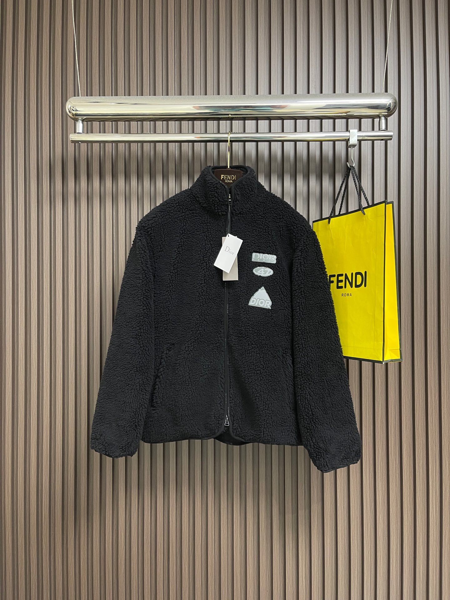 NO:613858,Dior x descentn  Ski jacket, this Dior plush zipper jacket adopts a loose fit design, which is comfortable to wear and has excellent warmth retention. The fabric is made of high-quality imitation sherpa material, which is soft and delicate to the touch, with good warmth retention and breathability. The ready-to-wear garment adopts precision tailoring technology to ensure that the overall shape is three-dimensional and crisp. The brand logo and decorative pattern on the chest are embossed, and the pattern is clear and three-dimensional, highlighting the brand.  The high-end quality of the brand. The details of the zippers and pockets are exquisitely processed, the overall wiring is neat, and the stitching is fine and firm. The high-neck design not only increases warmth, but also adds a sense of fashion to the overall look. It can be easily controlled whether it is daily wear or outdoor activities, which perfectly interprets the luxury and functionality of the Dior brand. The overall wiring is straight and delicate, the fabric is comfortable and soft, and the color is consistent without color difference.  It can be matched with the same style to create a fashionable look, and can be used in various occasions. Customized accessories, complete with three standards, same style for men and women!  Sizes S-XXL,,dior,jackets & coats,alexander wang19860909Dior x descentn 滑雪外套,这款Dior毛绒拉链外套采用宽松版型设计,穿着舒适且保暖性极佳.面料选用高品质仿羊羔绒材质,手感柔软细腻,具有良好的保暖性与透气性.成衣采用精密剪裁工艺,确保整体造型立体挺括.胸前的品牌标识与装饰图案采用压印工艺,图案清晰立体,彰显品牌的高端品质.拉链与口袋的细节处理考究,整体走线工整,针脚细密牢固.高领设计不仅增加了保暖性,还为整体造型增添了时尚感.无论是日常穿搭还是户外活动,都能轻松驾驭,完美诠释了Dior品牌的奢华与功能性.整体走线平直细腻,面料舒适柔软,颜色一致无色差 能与同款搭配营造时尚造型,驾驭各种场合,定制辅料,三标齐全,男女同款！尺码S-XXL,,dior,jackets & coats,alexander wang,Men's clothing