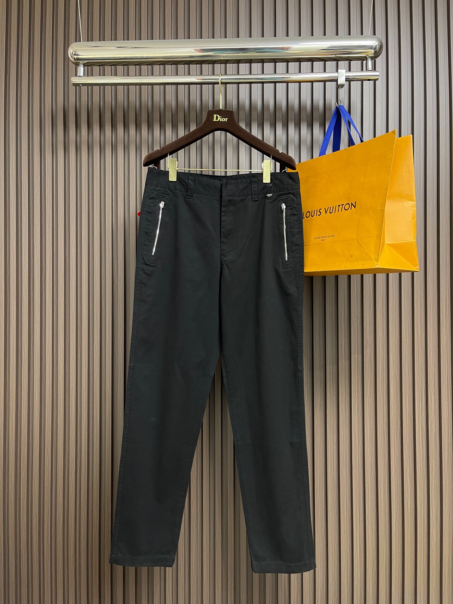 NO:606969,Fendi jacquard pocket trousers. Customized luxury black cotton worsted gabardine. Light, soft and comfortable against the skin. Dressed in pure black to outline the calm style of modern men. The classic FF letters are embossed on the dark gray pattern with jacquard technology. The legendary symbol of FENDI is hidden in the back pocket. When walking, the looming layering changes with the angle of light. Using the design philosophy of less is more, the design philosophy of less is more defines a new paradigm of contemporary luxury. Jacquard technology is woven on the surface of the fabric. Black FF textile technology  Control the interweaving method of warp and weft lines. Precisely control the interweaving density and tension of the yarn to make it more three-dimensional. Ergonomic three-dimensional cutting. Return to traditional craftsmanship through segmentation, folding, shrinking, and stretching techniques. The so-called slow work produces fine work, which is respect for the material. The pursuit of feel. Complex workmanship, tedious, slow aging, high loss. The fabrics have been washed, and the hand feel and texture are better. Not easy to deform, not easy to shrink, not easy to fade.  Maintain long-lasting beauty. Sizes 48-54, fendi, alexander wang19860909Fendi 提花口袋长裤 定制奢韵黑棉精纺华达呢 轻盈柔软 舒适贴肤 以一袭纯粹黑色 勾勒现代男士的沉稳格调 经典FF字母以提花工艺浮刻于深灰暗纹之上 将FENDI的传奇符号藏于背面口袋 行走时随光线角度变幻出若隐若现的层次感 用少即是多的设计哲学 定义当代奢华的新范式 提花工艺 通过在织物表面织出 黑色FF纺织技术 控制经纬线的交织方式 精确控制纱线的交织密度和张力 使其更具立体感 人体学立体裁剪 回归传统工艺手法 通过分割 折叠 抽缩 拉展技术手法 所谓慢工出细活 是对材料的尊重 对手感的追求 做工复杂 繁琐 时效慢 损耗高 面料都经过浇洗 手感质感更佳 不易变形 不易缩水 不易褪色 保持长久的美观.尺码48-54,,fendi,alexander wang,Men's clothing