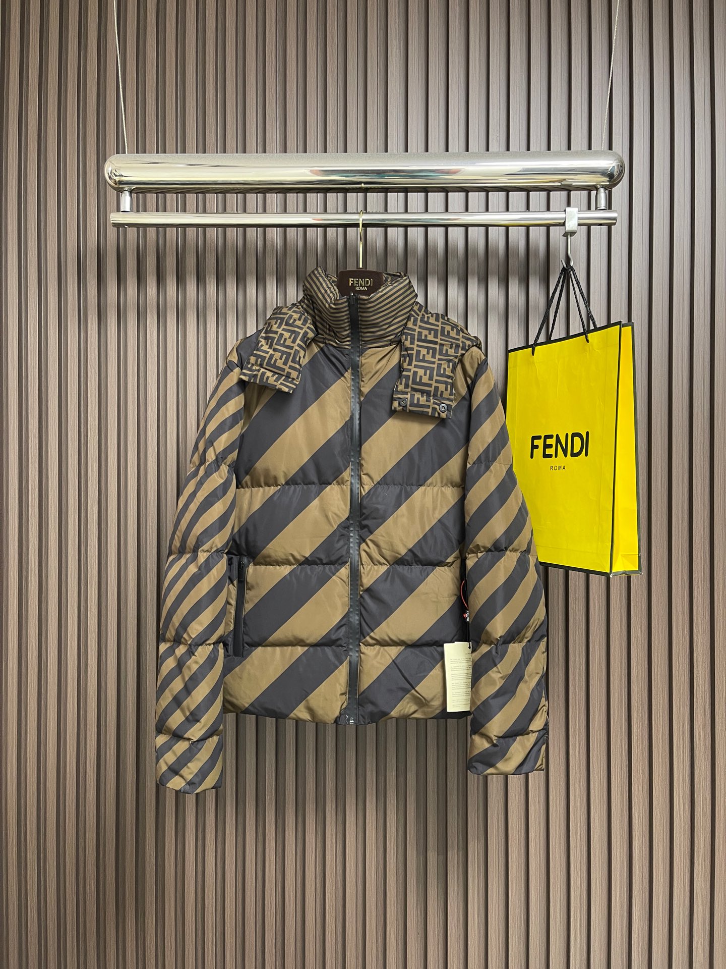 NO:606948,Fendi 2025SS all-over printed striped double-sided hooded down jacket. Custom-made high-density calendered nylon. Uses the new national standard 90 white duck down. Full amount of down. Mechanical filling. Give priority to making inner liner pattern to determine the down filling area according to the original three-dimensional effect. Determine the down weight per square meter to calculate the filling amount of each cut. The down filling machine uses a digital weighing unit to achieve stable measurement. It uses digital direct injection technology for printing. Analyze the original typesetting through the machine and convert the pattern information into a digital signal.  The dye is sprayed directly onto the surface of the fabric to achieve high-resolution printing with clear details and natural colors. Sizes 50-52-54-56,, fendi, jackets & coats, down jacket, hats, alexander wang19860909Fendi 2025SS满印条纹双面穿连帽羽绒外套 定制凝彩高密压光锦纶 使用新国标90白鸭绒 冲绒量十足 机械充绒 优先通过制作内胆纸样 以确定充绒区域按照原版立体效果来确定每平方米羽绒的克重 从而计算出每个裁片的充绒量 充绒机采用数字式称重单元实现稳定计量 采用数码直喷技术印花 通过机器分析原版排版 将图案信息转化为数字信号 将染料直接喷射到面料表面 实现高分辨率的印花效果 细节清晰 色彩自然.尺码50-52-54-56,,fendi,jackets & coats,down jacket,hats,alexander wang,Men's clothing