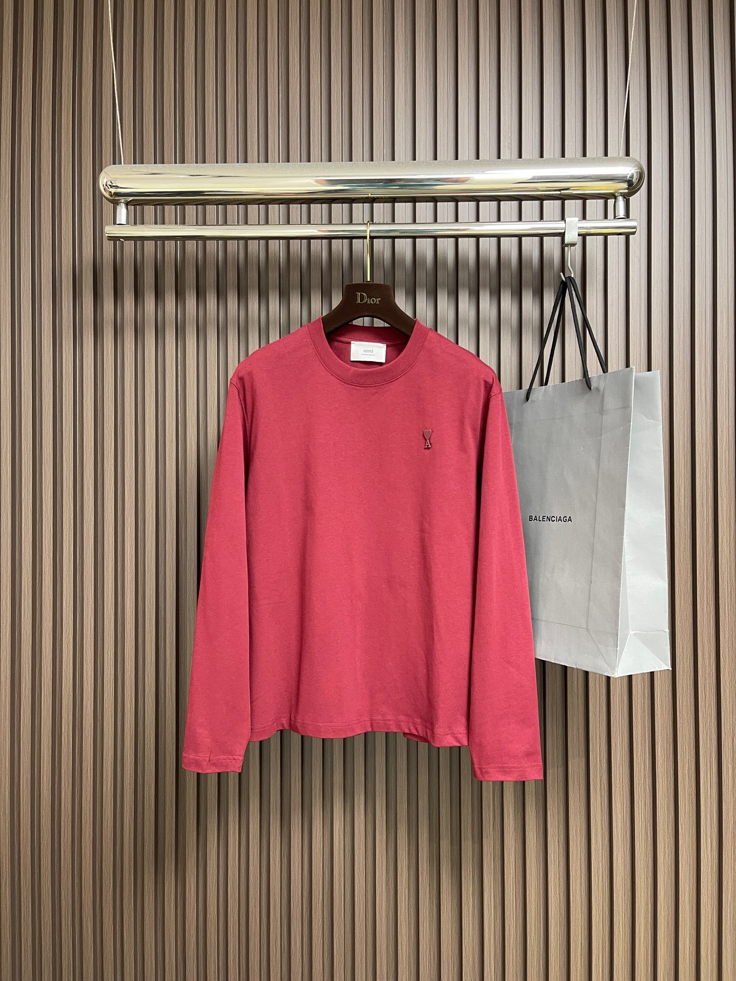 NO:611530,Ami 2025ss classic hardware logo round neck long-sleeved T-shirt, a simple masterpiece inherited from the mainstream culture of love French luxury, with full appeal. High-quality cotton 380g terry fabric provided by customers, full of drape, can be worn close to the body without any restrictions. The three-dimensional love logo on the chest is completed with three-dimensional hardware logo, sizes S-XL,, tees, t-shirt, alexander wang19860909Ami 2025ss经典五金标识款圆领长袖T恤,爱心法式奢潮的主流文化传承简约的优作,具备十足的感染力.客供优质全棉380克毛圈面料,垂感十足,可贴身穿着无任何限制.胸前立体的爱心标志采用立体五金标识完成,尺码S-XL,,tees，t-shirt,alexander wang,Men's clothing