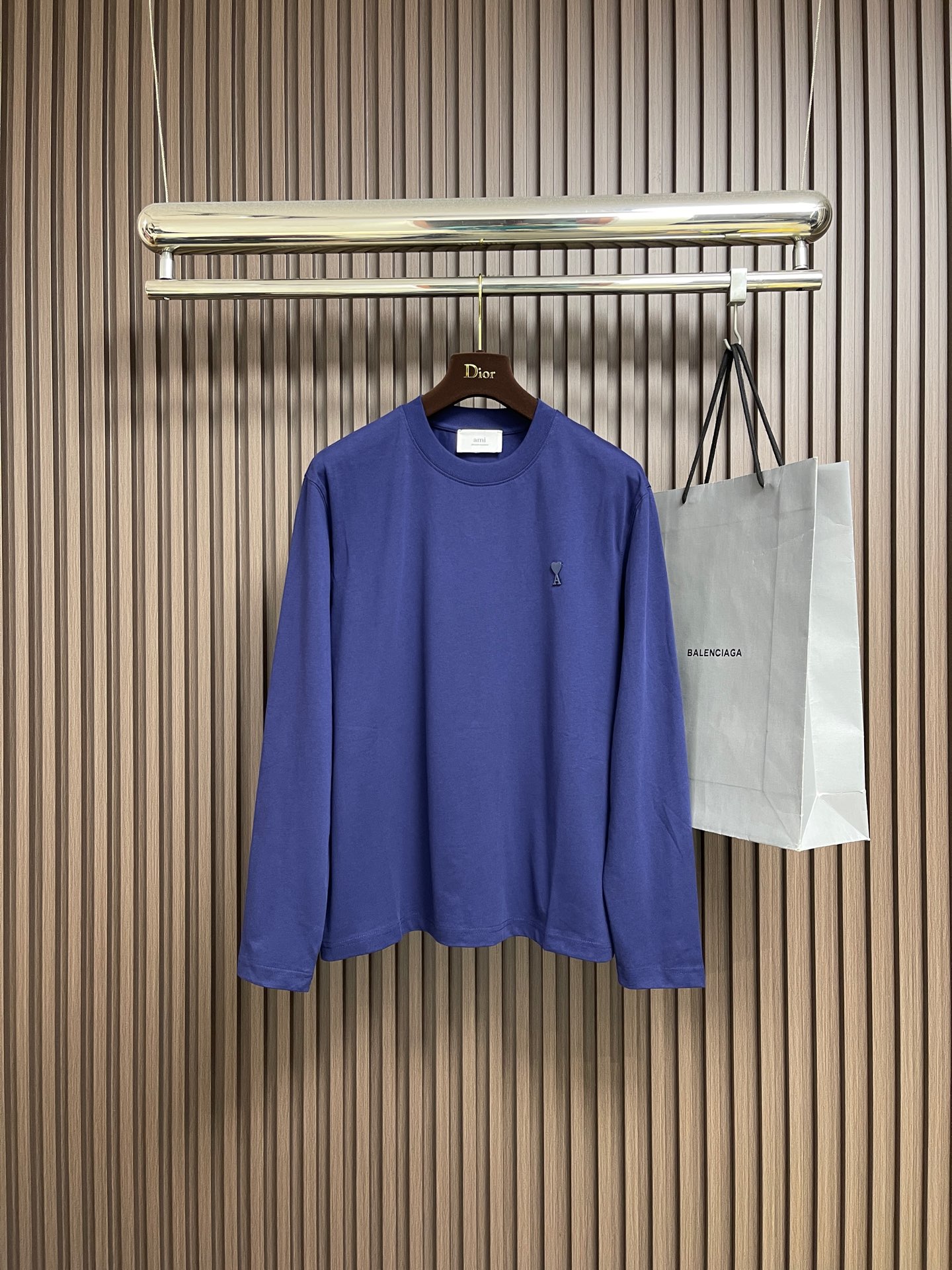 NO:627442,Ami 2025ss classic hardware logo round neck long-sleeved T-shirt, a simple masterpiece inherited from the mainstream culture of love French luxury, with full appeal. High-quality cotton 380g terry fabric provided by customers, full of drape, can be worn close to the body without any restrictions. The three-dimensional love logo on the chest is completed with three-dimensional hardware logo, sizes S-XL,, tees, t-shirt, alexander wang19860909Ami 2025ss经典五金标识款圆领长袖T恤,爱心法式奢潮的主流文化传承简约的优作,具备十足的感染力.客供优质全棉380克毛圈面料,垂感十足,可贴身穿着无任何限制.胸前立体的爱心标志采用立体五金标识完成,尺码S-XL,,tees，t-shirt,alexander wang,Men's clothing