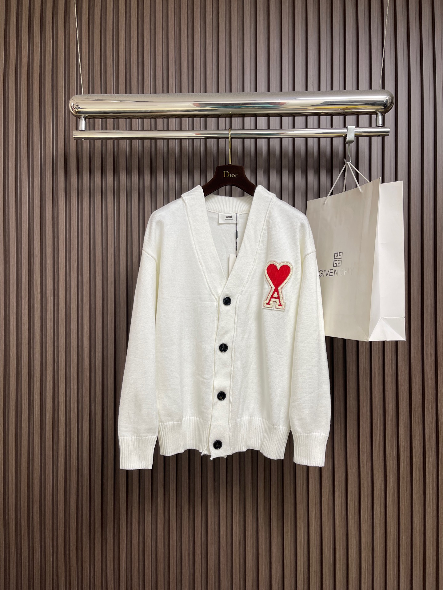 NO:613802,AMI 2025ss classic embroidered big heart cardigan sweater, classic style that looks good on anyone. Versatile and not picky, high-quality version. Differentiates from low-version core-spun yarns on the market. The core-spun yarn feels thick and throwy, with high-density embroidery of correct wool thread. Sizes S-XL,,sweaters,alexander wang19860909AMI 2025ss经典款刺绣大爱心开衫毛衣,万年经典款谁穿谁好看 百搭不挑人,高品质版本 区别市面低版本包芯纱 包芯纱摸起来又抛又厚,正确羊毛线高密度刺绣.尺码S-XL,,sweaters,alexander wang,Men's clothing