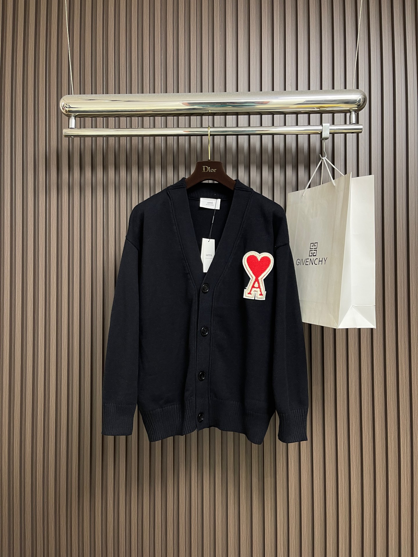 NO:627488,AMI 2025ss classic embroidered big heart cardigan sweater, classic style that looks good on anyone. Versatile and not picky, high-quality version. Differentiates from low-version core-spun yarns on the market. The core-spun yarn feels thick and throwy, with high-density embroidery of correct wool thread. Sizes S-XL,,sweaters,alexander wang19860909AMI 2025ss经典款刺绣大爱心开衫毛衣,万年经典款谁穿谁好看 百搭不挑人,高品质版本 区别市面低版本包芯纱 包芯纱摸起来又抛又厚,正确羊毛线高密度刺绣.尺码S-XL,,sweaters,alexander wang,Men's clothing