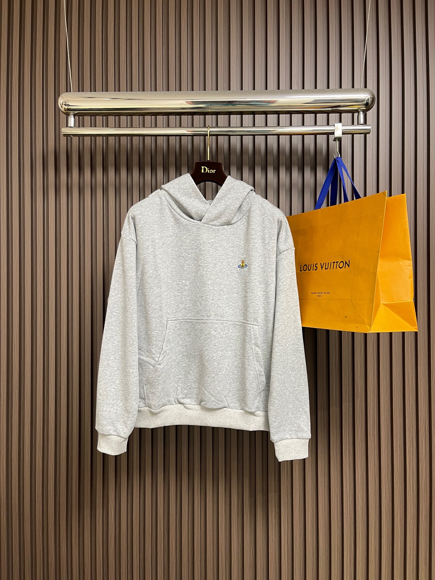 NO:627449,Tops, pants, vivienne west wood, Queen Mother West, Vivienne Heavy Industry Embroidered Letters Hooded Sweatshirt, Straight-leg Sweatpants Suit, Classic Printed Little Saturn, Simple and Grand, Full of Design, the Overall Design Looks Cool and Futuristic, It Can Be Easily Matched With All Kinds of Clothes, Effortless Oversize for Daily Wearing  The silhouette can accommodate various body types. It is a classic and easy-to-wear fashionable item. Quality control must include a series of environmentally friendly dyeing. The quality is stable and the texture is delicate, soft and comfortable. It is full of vitality and never picks people. The loose three-dimensional version continues the classic, casual and fashionable feeling. The color is super beautiful!  Large version, same style for men and women. Sizes 46-48-50, versace, hoodie, sweatshirts, hats, alexander wang19860909上衣 裤子 vivienne west wood 西太后 薇薇安 重工刺绣字母连帽卫衣直筒卫裤套装,经典印花小土星,简约大气,设计感满满,设计整体看起来酷酷的,未来感十足,也能够轻松搭配各种衣服,日常穿搭毫不费力oversize 廓形能够容纳各种身材,经典好穿,时髦单品,品质控必入系列环保染色,品质稳定质地细腻,柔软舒适,活力满满的从不挑人剪裁宽松立体版型延续经典随意时髦感与生俱来颜色超美！大版型,男女同款.尺码46-48-50,,versace,hoodie,sweatshirts,hats,alexander wang,Men's clothing