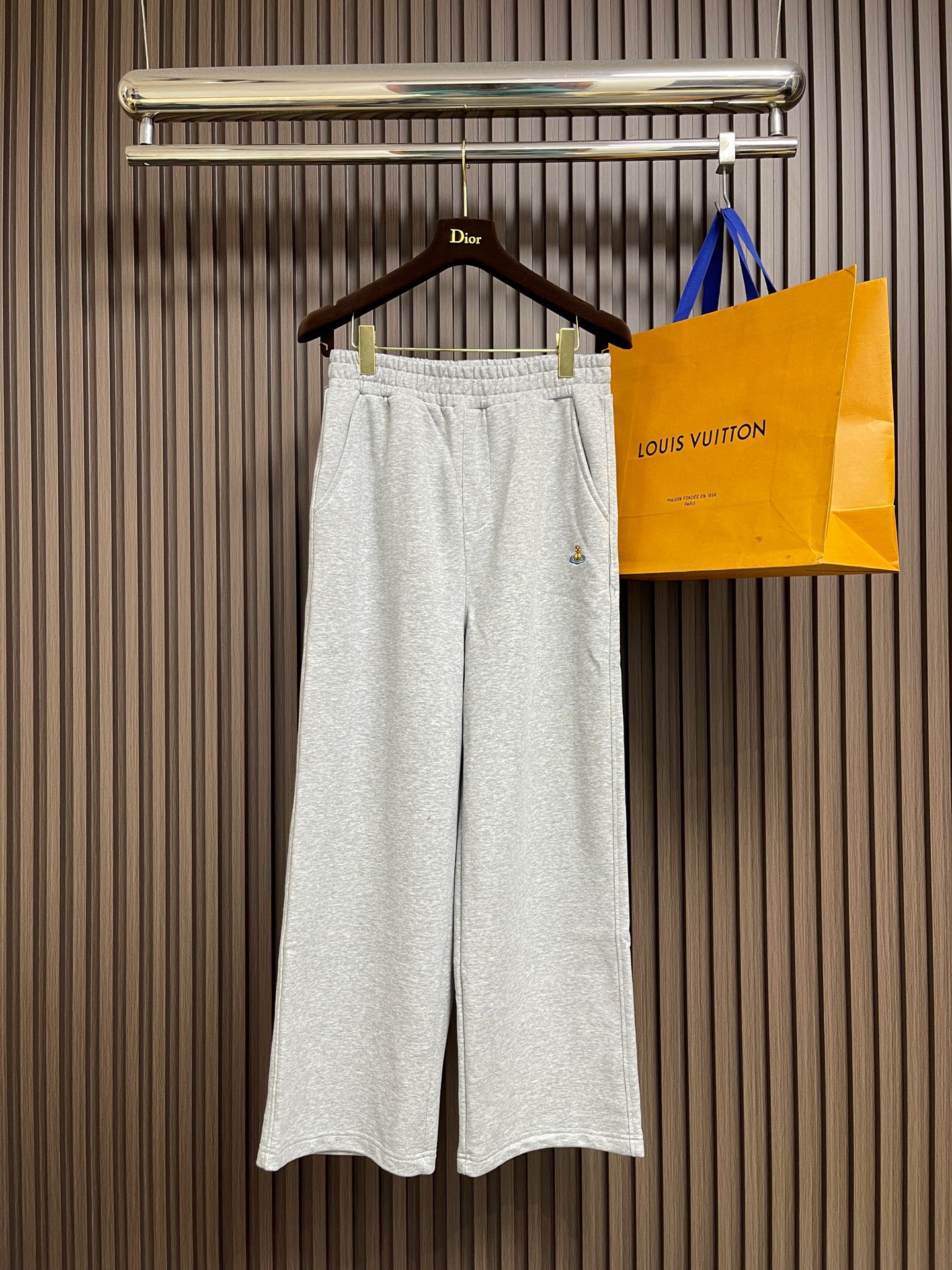 NO:611535,Tops, pants, vivienne west wood, Queen Mother West, Vivienne Heavy Industry Embroidered Letters Hooded Sweatshirt, Straight-leg Sweatpants Suit, Classic Printed Little Saturn, Simple and Grand, Full of Design, the Overall Design Looks Cool and Futuristic, It Can Be Easily Matched With All Kinds of Clothes, Effortless Oversize for Daily Wearing  The silhouette can accommodate various body types. It is a classic and easy-to-wear fashionable item. Quality control must include a series of environmentally friendly dyeing. The quality is stable and the texture is delicate, soft and comfortable. It is full of vitality and never picks people. The loose three-dimensional version continues the classic, casual and fashionable feeling. The color is super beautiful!  Large version, same style for men and women. Sizes 46-48-50, versace, hoodie, sweatshirts, hats, alexander wang19860909上衣 裤子 vivienne west wood 西太后 薇薇安 重工刺绣字母连帽卫衣直筒卫裤套装,经典印花小土星,简约大气,设计感满满,设计整体看起来酷酷的,未来感十足,也能够轻松搭配各种衣服,日常穿搭毫不费力oversize 廓形能够容纳各种身材,经典好穿,时髦单品,品质控必入系列环保染色,品质稳定质地细腻,柔软舒适,活力满满的从不挑人剪裁宽松立体版型延续经典随意时髦感与生俱来颜色超美！大版型,男女同款.尺码46-48-50,,versace,hoodie,sweatshirts,hats,alexander wang,Men's clothing