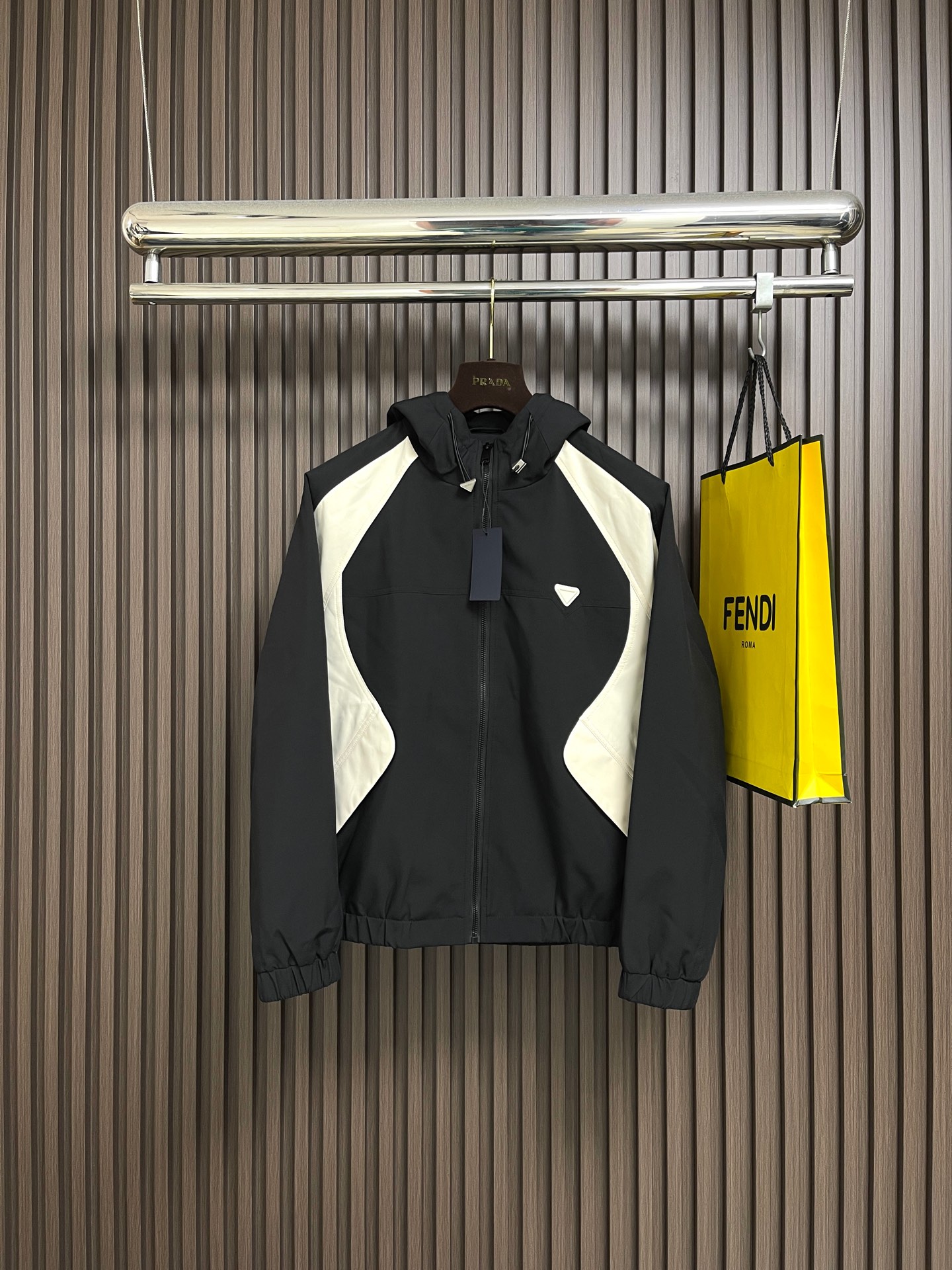 NO:609437,PRADA thin cotton hooded jacket, 2025ss autumn and winter black and white two-color stitching classic triangle logo craft thin cotton hooded jacket, meticulous and top-notch craft fabrics, classic elements fused to create a complete 3-standard, trendy men's fashion, both upper body comfort and unparalleled existence. Sizes M-3XL,, prada, jackets & coats, jackets & coats, hats, alexander wang19860909PRADA 薄棉连帽夹克外套,2025ss秋冬黑白双色拼接款经典三角标工艺薄棉连帽外套,细致顶级工艺面料,经典元素融合打造3标齐全,潮男时尚,无论是上身舒适度还是都是无可比拟的存在.尺码M-3XL,,prada,jackets & coats,jackets & coats,hats,alexander wang,Men's clothing