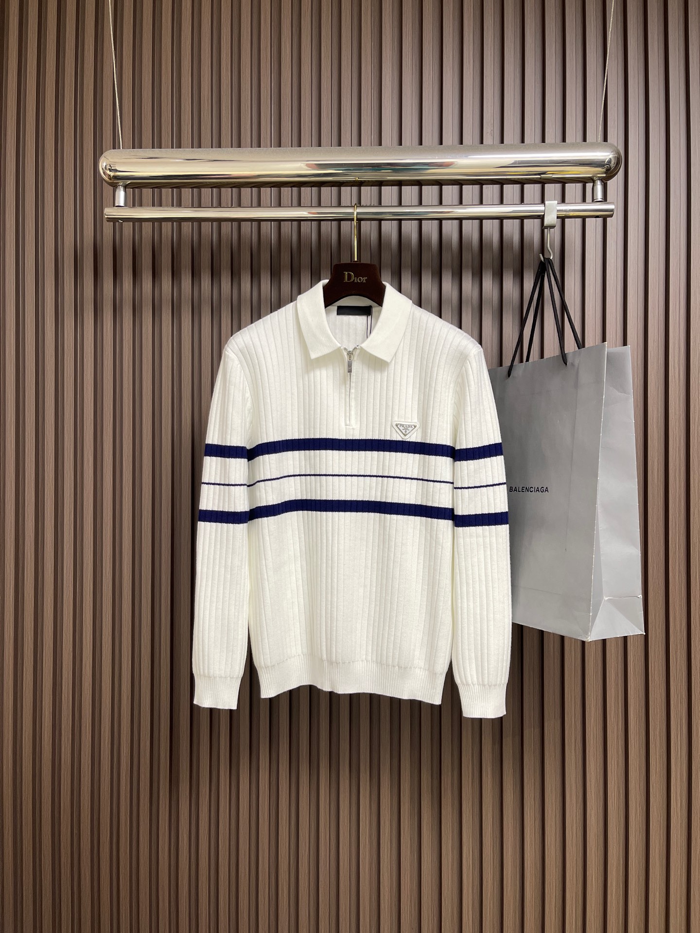 NO:611570,PRADA 2025SS new autumn and winter men's knitted striped wool lapel sweater, which is both classic, fashionable and versatile, very eye-catching, extremely modern and simple design, p family's exclusive three-dimensional triangle logo hardware design!  Customized 100% imported wool fabric!  The texture of this model is quite impressive. You can tell the specifications and grades at your fingertips. The level of finesse and breathability are top-notch!  Size M-3XL,,prada,sweaters,alexander wang19860909PRADA 2025SS秋冬新款男士针织条纹羊毛翻领毛衣,既经典有时尚百搭,非常的耐看,极其现代摩登风范的简约设计,p家专属立体三角标识五金设计！定制百分百进口羊毛面料！此款的质感相当感人 触手便知规格档次 细腻程度与透气效果堪称顶级！尺码M-3XL,,prada,sweaters,alexander wang,Men's clothing