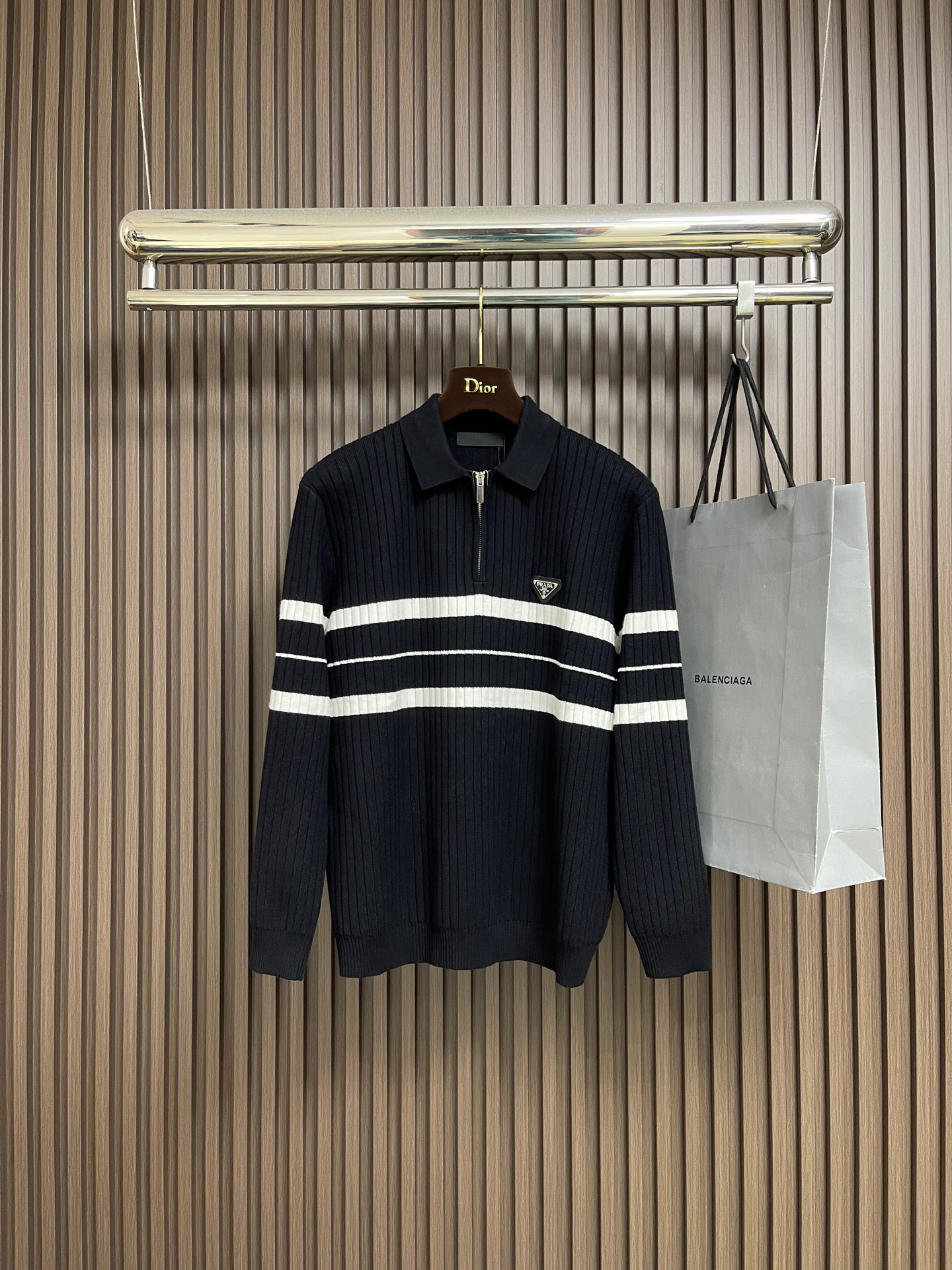 NO:627455,PRADA 2025SS new autumn and winter men's knitted striped wool lapel sweater, which is both classic, fashionable and versatile, very eye-catching, extremely modern and simple design, p family's exclusive three-dimensional triangle logo hardware design!  Customized 100% imported wool fabric!  The texture of this model is quite impressive. You can tell the specifications and grades at your fingertips. The level of finesse and breathability are top-notch!  Size M-3XL,,prada,sweaters,alexander wang19860909PRADA 2025SS秋冬新款男士针织条纹羊毛翻领毛衣,既经典有时尚百搭,非常的耐看,极其现代摩登风范的简约设计,p家专属立体三角标识五金设计！定制百分百进口羊毛面料！此款的质感相当感人 触手便知规格档次 细腻程度与透气效果堪称顶级！尺码M-3XL,,prada,sweaters,alexander wang,Men's clothing