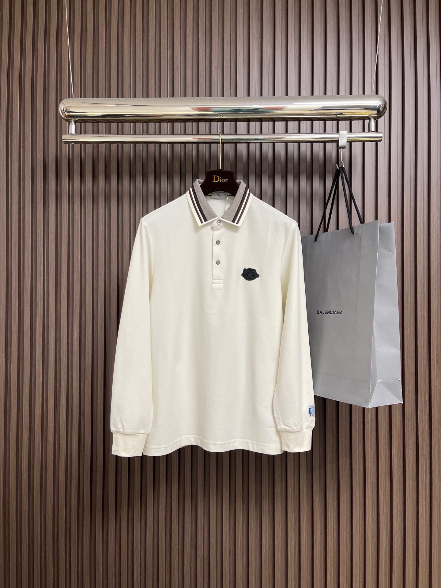 NO:611525,Dior 2025SS early autumn new long-sleeved lapel POLO shirt, a classic and versatile style every year. Fitted version with three buttons. The upper body is tall and straight. The overall upper body does not feel too tight or too loose. It is very friendly to the figure, easy to wear, versatile and classic but not outdated!  The fabrics are made from customer-supplied fabrics and are washed with garments. The upper body makes skin contact with the fabrics more comfortable.  The upper body is very high-end, skin-friendly, breathable, stiff and stylish. Order in full condition. Sizes M-3XL, dior, alexander wang19860909Dior 2025SS早秋新款长袖翻领POLO衫,年年经典百搭款式 合体的版型 三粒扣 上身挺拔 整体上身感不会过紧或者过松 对身材很友好好穿又百搭经典不过时！面料采用客供面料 成衣水洗的工艺 上身让皮肤接触面料更加舒适．上身很高档 亲肤透气,挺括有型 全品相的订单.尺码M-3XL,,dior,alexander wang,Men's clothing