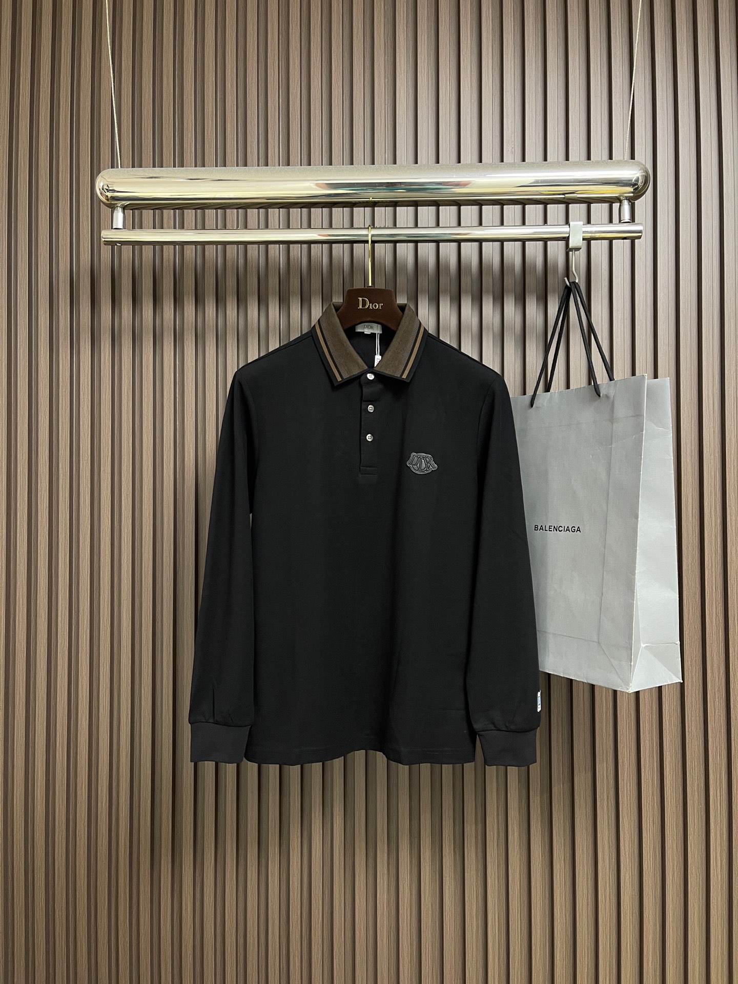 NO:627435,Dior 2025SS early autumn new long-sleeved lapel POLO shirt, a classic and versatile style every year. Fitted version with three buttons. The upper body is tall and straight. The overall upper body does not feel too tight or too loose. It is very friendly to the figure, easy to wear, versatile and classic but not outdated!  The fabrics are made from customer-supplied fabrics and are washed with garments. The upper body makes skin contact with the fabrics more comfortable.  The upper body is very high-end, skin-friendly, breathable, stiff and stylish. Order in full condition. Sizes M-3XL, dior, alexander wang19860909Dior 2025SS早秋新款长袖翻领POLO衫,年年经典百搭款式 合体的版型 三粒扣 上身挺拔 整体上身感不会过紧或者过松 对身材很友好好穿又百搭经典不过时！面料采用客供面料 成衣水洗的工艺 上身让皮肤接触面料更加舒适．上身很高档 亲肤透气,挺括有型 全品相的订单.尺码M-3XL,,dior,alexander wang,Men's clothing