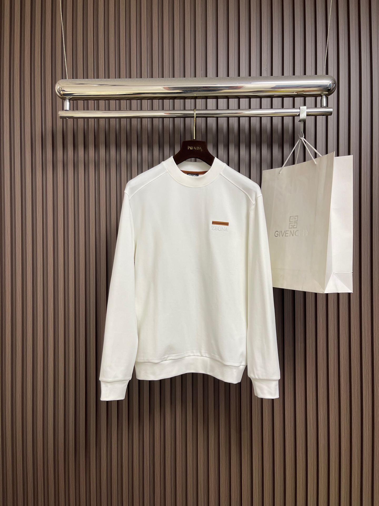 NO:611505,Zegna 2025SS new autumn and winter casual round neck sweatshirt, its flat anti-wrinkle performance allows you to always wear it upright and stylish. It presents a fine texture and shimmer, it is soft, moderately smooth and drapey, anti-wear and non-pilling, the fabric is firm and strong, has strong wrinkle resistance, and is extremely hygroscopic and breathable!  The selected new fabrics are environmentally friendly and sustainable. They are all made of high-density fabrics, with a delicate and soft feel, high elasticity and plasticity. The upper body is wide and stylish, the texture is invincible, the skin-friendly is excellent, and the texture and texture reveal a sense of luxury and luxury!  Not only that, the meticulous workmanship also makes the whole thing look exquisite and extraordinary. Sizes M-3XL,,hoodie,sweatshirts,alexander wang19860909zegna 2025SS秋冬新款休闲圆领卫衣,平整的抗皱性能让您穿着始终挺拔有型.呈现出细密的肌理和微光感,柔软适中顺滑有垂感,抗磨不起球,面料牢固结实,抗皱性强,吸湿性与透气性都极为优越！挑选的新型面料环保可持续性使用.均为高密度织物制造而成,手感细腻柔软,有弹性可塑性高,穿着上身挺阔有型,质感无敌,亲肤性绝佳,肌理纹路透着高级和华丽感！不仅如此,细致做工也让整个显得精致非凡.尺码M-3XL,,hoodie,sweatshirts,alexander wang,Men's clothing