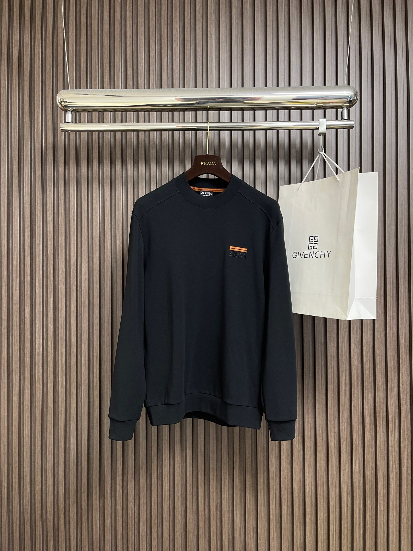 NO:627420,Zegna 2025SS new autumn and winter casual round neck sweatshirt, its flat anti-wrinkle performance allows you to always wear it upright and stylish. It presents a fine texture and shimmer, it is soft, moderately smooth and drapey, anti-wear and non-pilling, the fabric is firm and strong, has strong wrinkle resistance, and is extremely hygroscopic and breathable!  The selected new fabrics are environmentally friendly and sustainable. They are all made of high-density fabrics, with a delicate and soft feel, high elasticity and plasticity. The upper body is wide and stylish, the texture is invincible, the skin-friendly is excellent, and the texture and texture reveal a sense of luxury and luxury!  Not only that, the meticulous workmanship also makes the whole thing look exquisite and extraordinary. Sizes M-3XL,,hoodie,sweatshirts,alexander wang19860909zegna 2025SS秋冬新款休闲圆领卫衣,平整的抗皱性能让您穿着始终挺拔有型.呈现出细密的肌理和微光感,柔软适中顺滑有垂感,抗磨不起球,面料牢固结实,抗皱性强,吸湿性与透气性都极为优越！挑选的新型面料环保可持续性使用.均为高密度织物制造而成,手感细腻柔软,有弹性可塑性高,穿着上身挺阔有型,质感无敌,亲肤性绝佳,肌理纹路透着高级和华丽感！不仅如此,细致做工也让整个显得精致非凡.尺码M-3XL,,hoodie,sweatshirts,alexander wang,Men's clothing