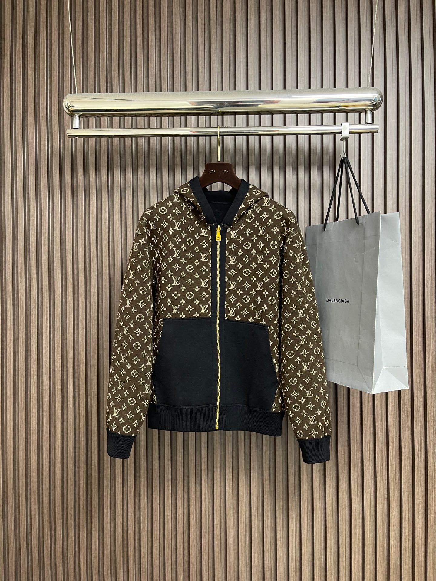 NO:613809,LV  Double-sided hooded full-print jacket. This double-sided hooded jacket adopts Louis Vuitton's classic double-sided design process. One side is the brand's iconic presbyopia pattern, and the other side is a solid color design. The front of the jacket uses a gold metal zipper with the Louis Vuitton brand logo on the zipper puller. The edge of the zipper uses precision sewing technology to ensure the durability and smoothness of the zipper. The brim and hem of the jacket are designed with ribbing, which not only ensures comfort but also effectively protects against moisture.  Wind and warmth. The chest pocket design uses hidden sewing technology, and the edges of the pockets fit closely with the main fabric, which not only maintains the overall beauty but also increases practicality. The lining part of the jacket is also made of high-quality fabrics, which form a perfect match with the outer fabric to ensure comfort and breathability. The overall sewing process uses double-thread sewing to ensure the durability and stability of the jacket. The overall wiring is straight and delicate, the fabric is comfortable and soft, and the colors are consistent and without color difference.  It can be matched with the same style to create a fashionable look, and can be used in various occasions. Customized accessories, complete with three standards, same style for men and women!  Size S-XL,,louis vuitton,louis vuitton,jackets & coats,jackets & coats,hats,alexander wang19860909LV 双面连帽满印外套,这件双面连帽夹克采用了路易威登经典的双面设计工艺,一面是品牌标志性的老花图案,另一面则是纯色设计.夹克正面采用金色金属拉链,拉链头带有路易威登的品牌标识,拉链边缘采用精密的缝制工艺,确保拉链的耐用性和顺滑度.夹克的帽檐和下摆部分采用罗纹设计,既保证了穿着的舒适度,又能有效防风保暖.胸前的口袋设计采用隐藏式缝制工艺,口袋边缘与主体面料紧密贴合,既保持了整体的美观性,又增加了实用性.夹克的内衬部分同样采用高品质面料,与外层面料形成完美的搭配,确保穿着的舒适度和透气性.整体缝制工艺采用双线缝制,确保夹克的耐用性和稳定性.整体走线平直细腻,面料舒适柔软,颜色一致无色差 能与同款搭配营造时尚造型,驾驭各种场合,定制辅料,三标齐全,男女同款！尺码S-XL,,louis vuitton,louis vuitton,jackets & coats,jackets & coats,hats,alexander wang,Men's clothing