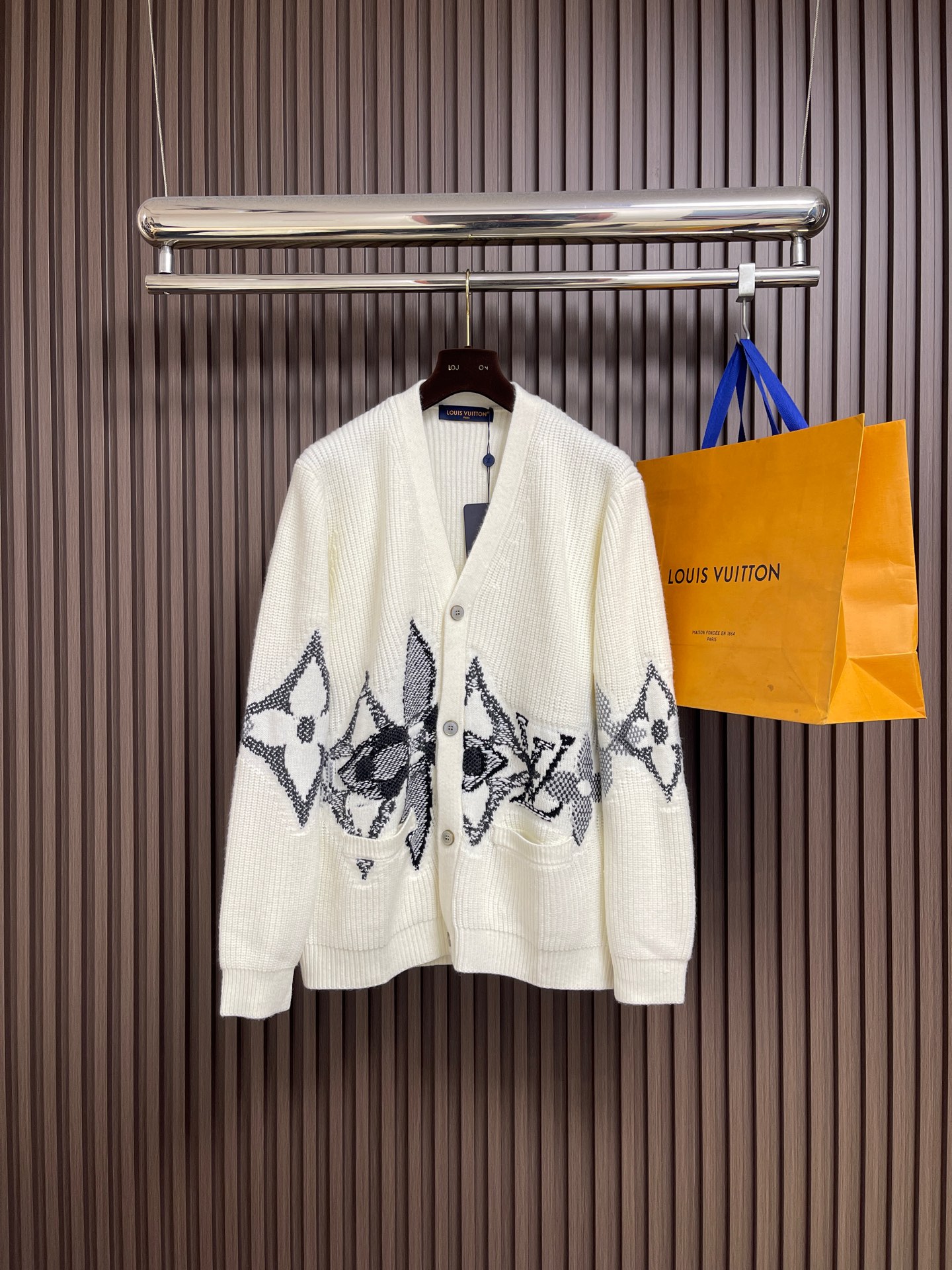 NO:611571,LV Ski Series Graphic single-breasted cardigan V-neck knitted sweater, this sheepskin cardigan is embellished with eye-catching logo patterns, large LV letters and Monogram  Flowers overlap on the lower body and sleeves, creating a scene like snowflakes. Elegant intarsia knitting uses contrasting stitching, which contrasts with the wide rib base, creating a three-dimensional effect. It is suitable for comfortable wear after skiing and enjoying leisure time at night. The overall routing is straight and delicate, the fabric is comfortable and soft, and the color is consistent without color difference. It can be matched with the same style to create a fashionable look and control various occasions. Customized accessories, complete three standards, the same style for men and women!  Size S-XL,,louis vuitton,sweaters,alexander wang19860909LV 滑雪系列 图案单排扣开衫V领针织毛衣,本款绵羊毛开衫点缀醒目标识图案,大号LV 字母与Monogram 花卉于下身与衣袖处交叠,营造雪花纷飞般的景致.雅致嵌花针织启用撞色缝线,与宽幅罗纹基底互为映衬,呈现立体视效.适宜滑雪后舒适穿着,享受夜间闲适时光.整体走线平直细腻,面料舒适柔软,颜色一致无色差 能与同款搭配营造时尚造型,驾驭各种场合,定制辅料,三标齐全,男女同款！尺码S-XL,,louis vuitton,sweaters,alexander wang,Men's clothing