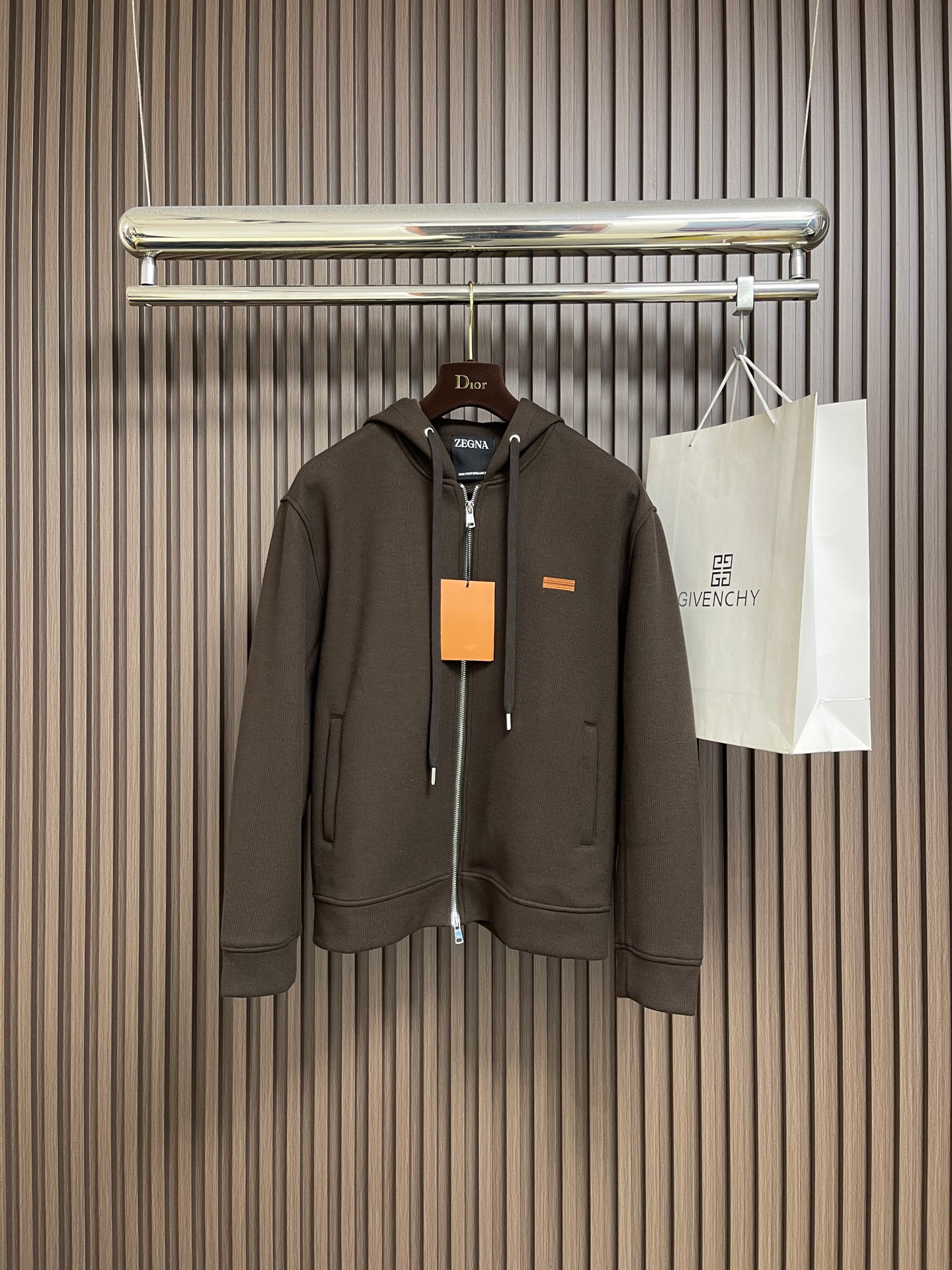 NO:611585,zegna  Three-color wool blend couple's zipper stand-collar jacket, this is ZEGna's three-color wool blend hooded jacket, a high-end item with both texture and style. The luxurious outer layer is made of wool + a variety of delicate fiber blends, which is soft to the touch and has a crisp silhouette; the contrasting color design on the inside is delicate and skin-friendly, keeping you warm but not bulky in autumn and winter. Details can be seen in the quality full zipper + metal rope buckle, simple  It exudes sophistication; the orange-brown line embroidery on the chest is the finishing touch, low-key and recognizable, and can be used for daily commuting or casual occasions. It is both practical and textured. The classic hood + pocket design takes into account functionality; three colors are available, suitable for different styles of wear, and it is a textured item that can be worn for a long time. Sizes L-XL-XXL-XXXL,,jackets  & coats,hats,alexander wang19860909zegna 三色羊毛混纺情侣款拉链立领外套,这是ZEGna的三色羊毛混纺连帽外套,质感与格调双在线的高阶单品,材质奢感外层是羊毛＋多种细腻纤维混纺,触感柔软又自带挺括轮廓；内里撞色设计,细腻亲肤,秋冬穿既保暖又不臃肿.细节见品质全拉链＋金属绳扣,简约中透着精致；胸口的橙棕线条刺绣是点睛之笔,低调又有辨识度,日常通勤或休闲场合都能搭出高级感.实用与质感兼顾经典连帽＋口袋设计,兼顾功能性；三色可选,适配不同风格穿搭,是能穿很久的质感单品.尺码L-XL-XXL-XXXL,,jackets & coats,hats,alexander wang,Men's clothing