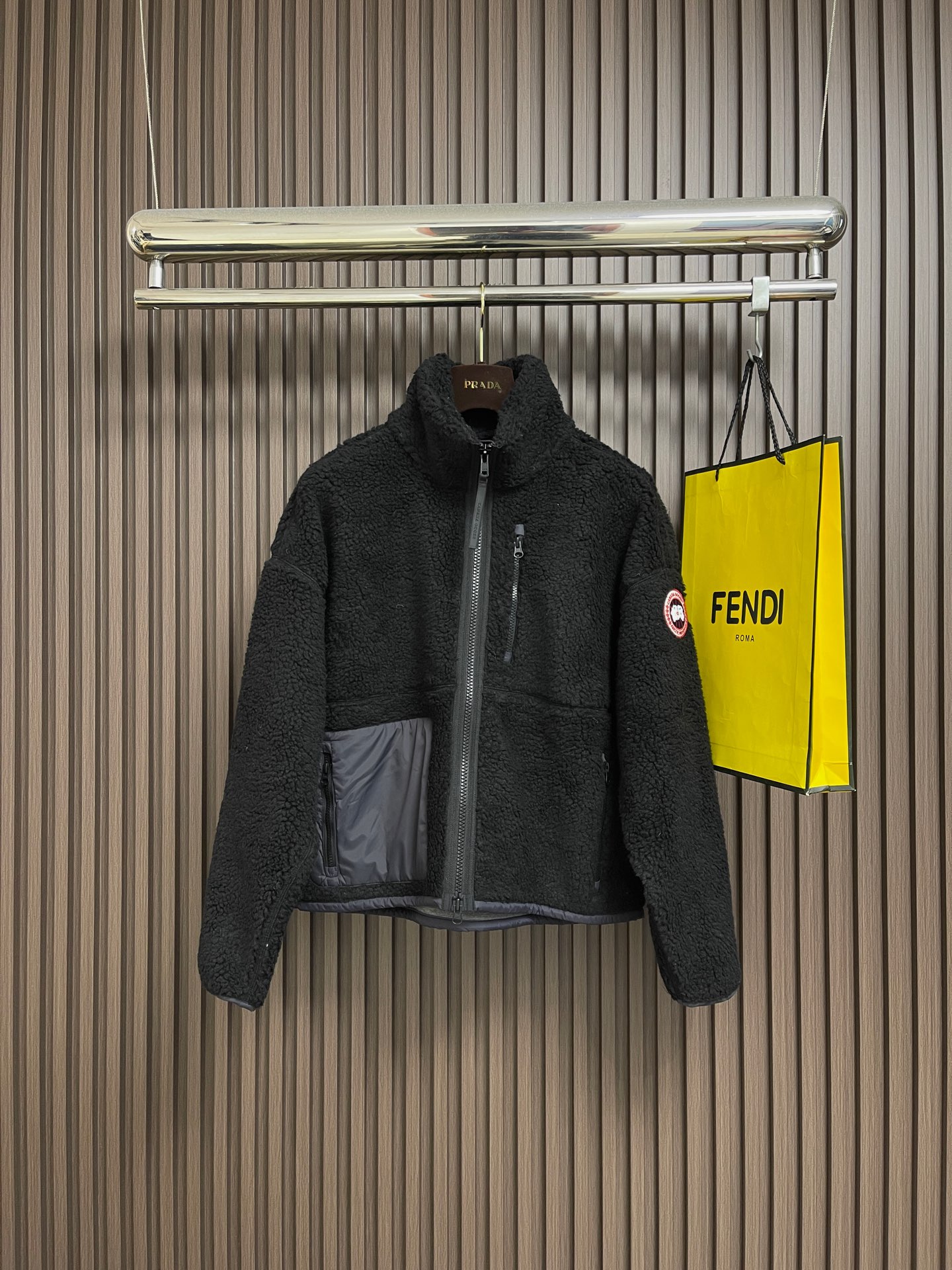 NO:611540,Canada Goose Canada Goose lambswool jacket, Simcoe sherpa zipper jacket is made of Kind artificial long-hair sherpa. It has dropped shoulders, high collar and adjustable waist hem with internal drawstring. Standard embroidered color label; top-quality Simcoe sherpa. Sizes S-M-L,,jackets & coats,jackets & coats,alexander wang19860909Canada Goose 加拿大鹅羊羔毛夹克外套,Simcoe羊羔绒拉链夹克采用Kind人造长毛羊羔绒制成,它具有落肩、高领和带内部拉绳的可调节腰部下摆.标准刺绣彩标；顶级Simcoe羊羔绒 尺码S-M-L,,jackets & coats,jackets & coats,alexander wang,Men's clothing