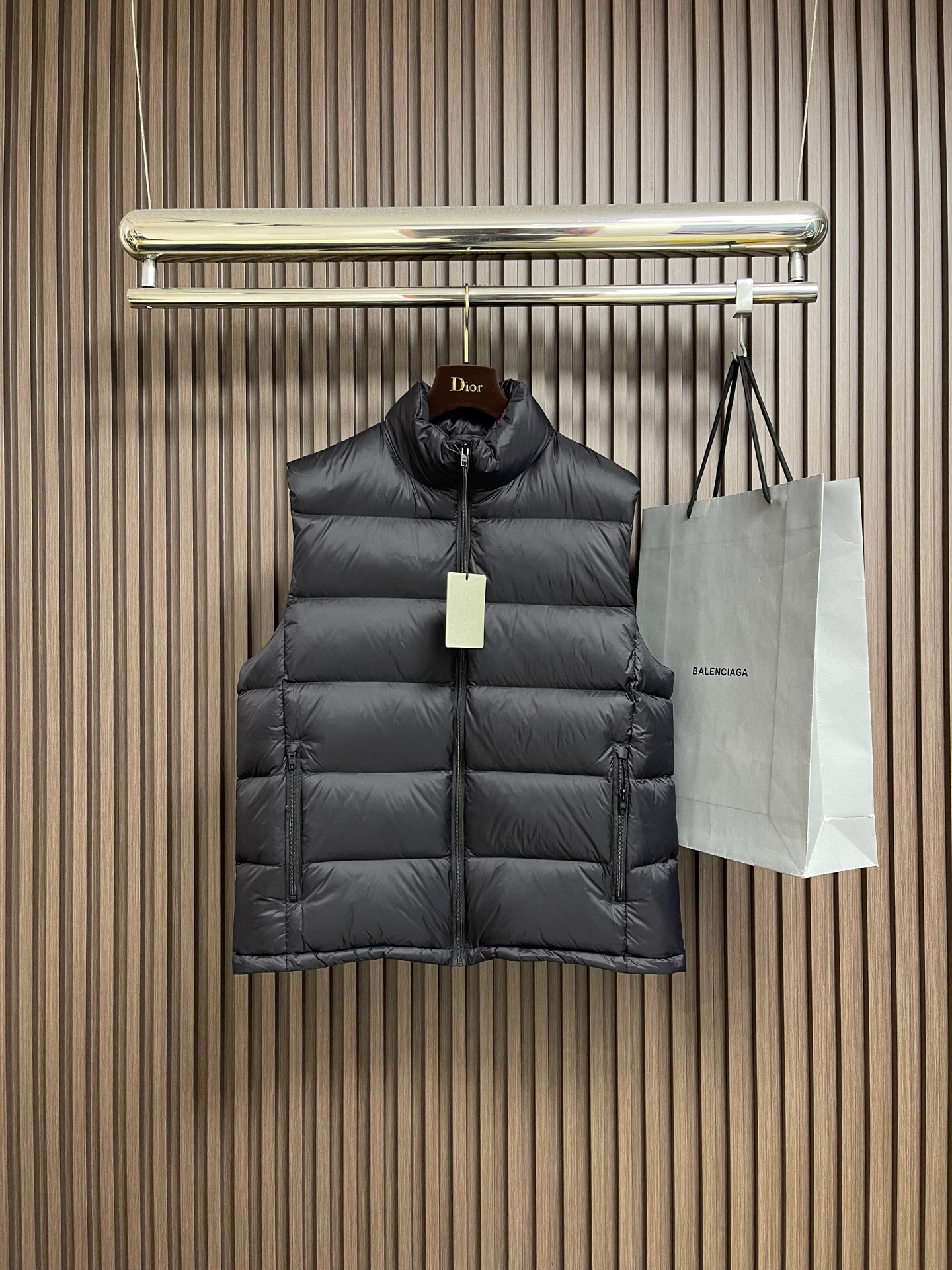 NO:613876,balenciaga  Back collar LOGO down vest, technical tear-proof fabric uses technical tear-proof fabric to ensure the durability and safety of the clothing in outdoor sports such as skiing, and effectively prevent damage caused by accidental tearing. The unique high-stand collar design provides better neck warmth, enhancing the warmth and comfort of the head. The ample pocket design is equipped with multiple pockets, which is not only convenient for storing various small items needed for skiing.  The product also increases the practicality and convenience of the clothing. The specially treated fabrics with waterproof and thermal properties have good waterproof properties and can keep the interior dry even in rainy and snowy weather. At the same time, the filling is made of high-quality materials to ensure excellent thermal insulation effect. The brand features and design sense are the first down products made in the year, showing a unique fashion charm. Sizes S-XL, balenciaga, down  jacket,alexander wang19860909balenciaga 后领徽标LOGO羽绒马甲,技术防撕裂面料采用了技术防撕裂面料,确保了衣物在滑雪等户外运动中的耐用性和安全性,有效防止因意外撕裂而导致的损坏,高立领设计独特的高立领设计提供了更好的颈部保暖效果,增强头部的保暖性和舒适度充足的口袋设计配备了多个口袋,不仅方便存放滑雪时所需的各类小物品,还增加了衣物的实用性和便利性,防水与保暖性能经过特殊处理的面料具有良好的防水性能,即使在雨雪天气也能保持内部干燥.同时,填充物选用高品质材料,确保了出色的保暖效果.品牌特色与设计感作为第一年做的羽绒产品,展现出与众不同的时尚魅力.尺码S-XL,,balenciaga,down jacket,alexander wang,Men's clothing