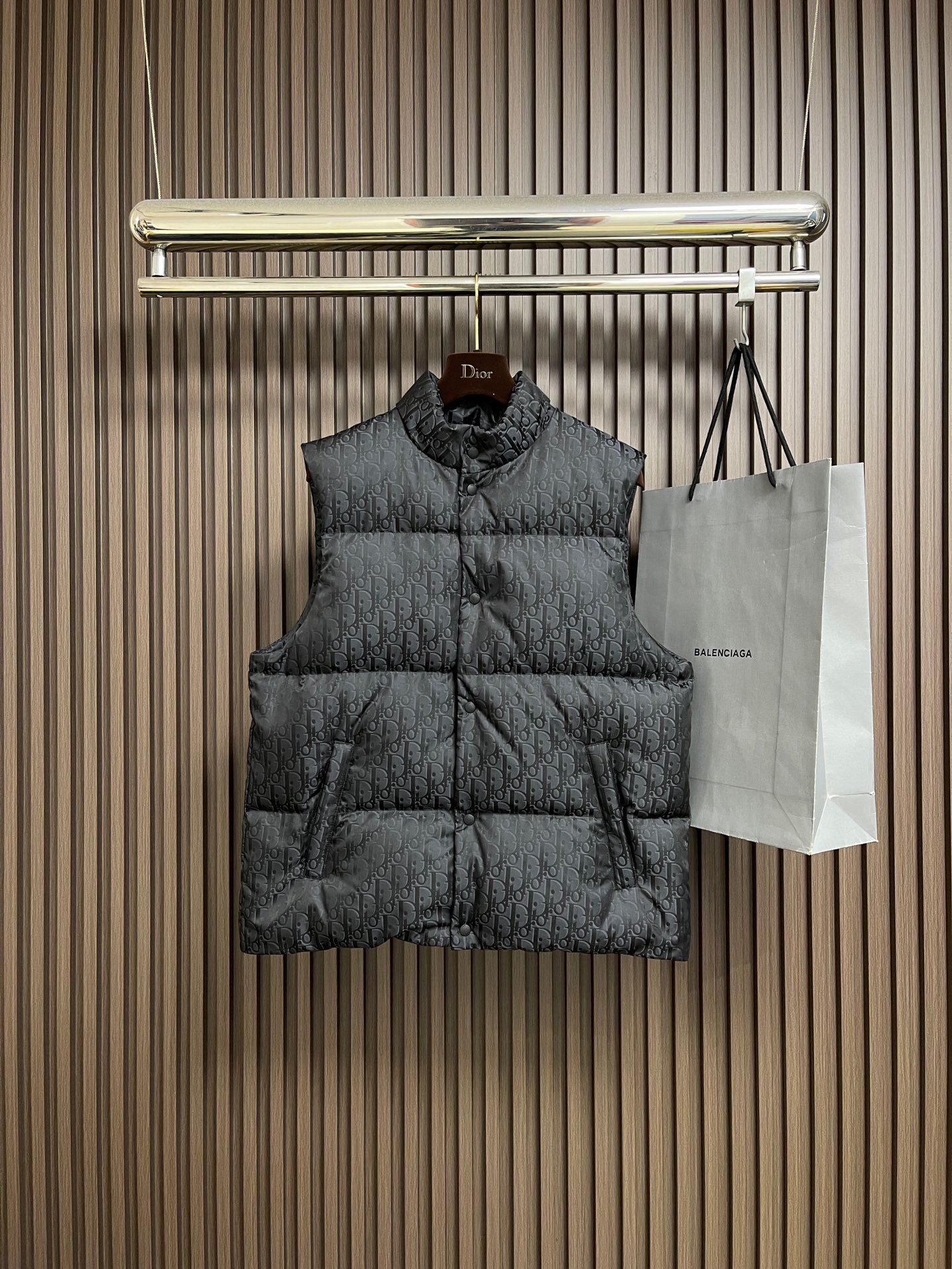 NO:613874,Dior 2025ss new down vest, the fabric adopts scientific jacquard technology, and laser jacquard technology is applied to the fabric to make the whole garment more concave and convex, with a stronger three-dimensional effect. This technology not only improves the visual effect of the fabric, but also enhances the durability and comfort of the fabric. It is treated with three-proof treatment, custom-woven high-density satin nylon material, and combined with a dark pattern jacquard weave.  The down vest has extremely high waterproof, anti-fouling and dust-proof properties. This ensures that the vest can maintain good appearance and performance in bad weather. Printing process, Oblique printing is applied to the fabric through precise printing technology, perfectly integrated with the fabric, showing a low-key and luxurious visual effect. High-quality 90 white duck down is selected as the filler, and after strict processing and  Screen to ensure the fluffiness and warmth of the down. Evenly fill the down into the lining of the vest and fix it by sewing and gluing. Detail processing is done on the collar, cuffs, hem and other parts of the vest to improve the practicality and beauty of the vest. At the same time, the vest is ironed and inspected to ensure that the product quality meets the standards. Sizes 46-52, dior, down  jacket,alexander wang19860909Dior 2025ss新款羽绒马甲,面料采用科技提花技术,在面料上应用激光提花技术,使整件衣服凹凸有致,立体感更强.这种技术不仅提升了面料的视觉效果,还增强了面料的耐用性和舒适度.三防处理,定织高密度缎面尼龙材质,结合暗纹提花织法．使得羽绒马甲具有极高的防水、防污、防尘性能.这确保了马甲在恶劣天气下也能保持良好的外观和性能.印花工艺,Oblique印花通过精密的印刷技术应用于面料上,与面料完美融合,呈现出低调而奢华的视觉效果.选用高品质的90白鸭绒作为填充物,经过严格的处理和筛选,确保羽绒的蓬松度和保暖性.将羽绒均匀地填充到马甲的内胆中,并通过缝制压胶等方式固定.在马甲的领口、袖口、下摆等部位进行细节处理,以提升马甲的实用性和美观度.同时,对马甲进行整烫和检验,确保产品质量符合标准.尺码46-52,,dior,down jacket,alexander wang,Men's clothing