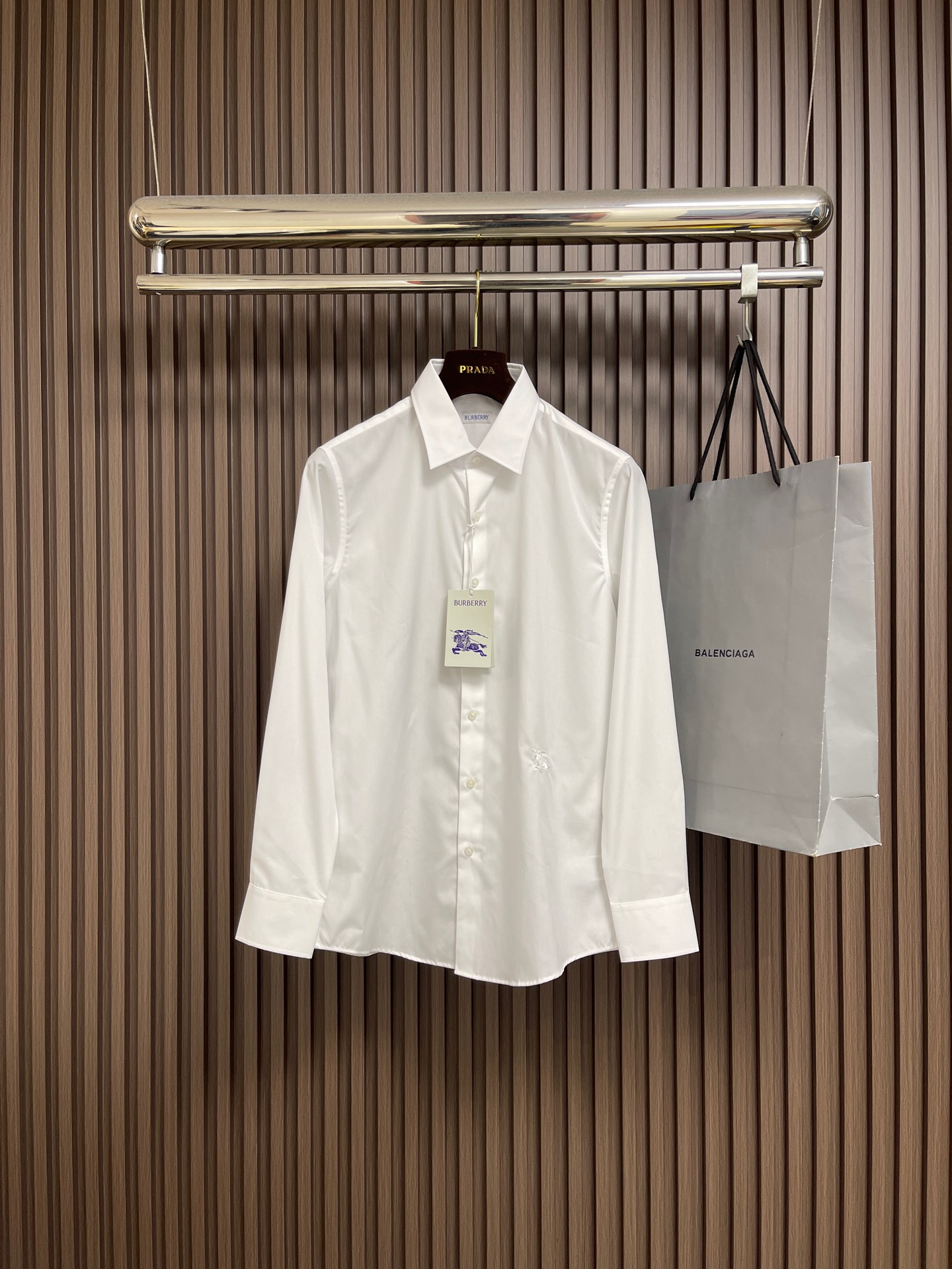 NO:654223,Burberry war horse embroidered long-sleeved shirt is made of selected pure cotton fabric. The texture is very delicate and soft, the comfort is self-evident, it has excellent skin-friendliness and excellent breathability!  The tailoring is first-class, with exclusive sophisticated cutting technology, strict ergonomic design, classic Italian collar, gathering traditional craft symbols, war horse embroidery pattern design, and giving new season fashion aesthetic value, both solemn and harmonious style, versatile and versatile colors, full of high-end sense, wide compatibility, the first choice for urban elite girls and men!  Size M-3XL,,burberry,shirts,alexander wang19860909Burberry 战马刺绣长袖衬衫,采用甄选的纯棉面料,质感非常细腻柔软,舒适度不言而喻,亲肤性绝佳,透气性亦极好！剪裁一流,拥有独家精良的裁剪技术,符合严谨的人体工程学设计,经典意式领,聚集了传统工艺符号,战马刺绣图案设计,并赋予了新一季时装美学价值,亦庄亦谐的风格,万能百搭配色,高级感十足,兼容性广泛,都市精英女生男士首选！尺码M-3XL,,burberry,shirts,alexander wang,Men's clothing