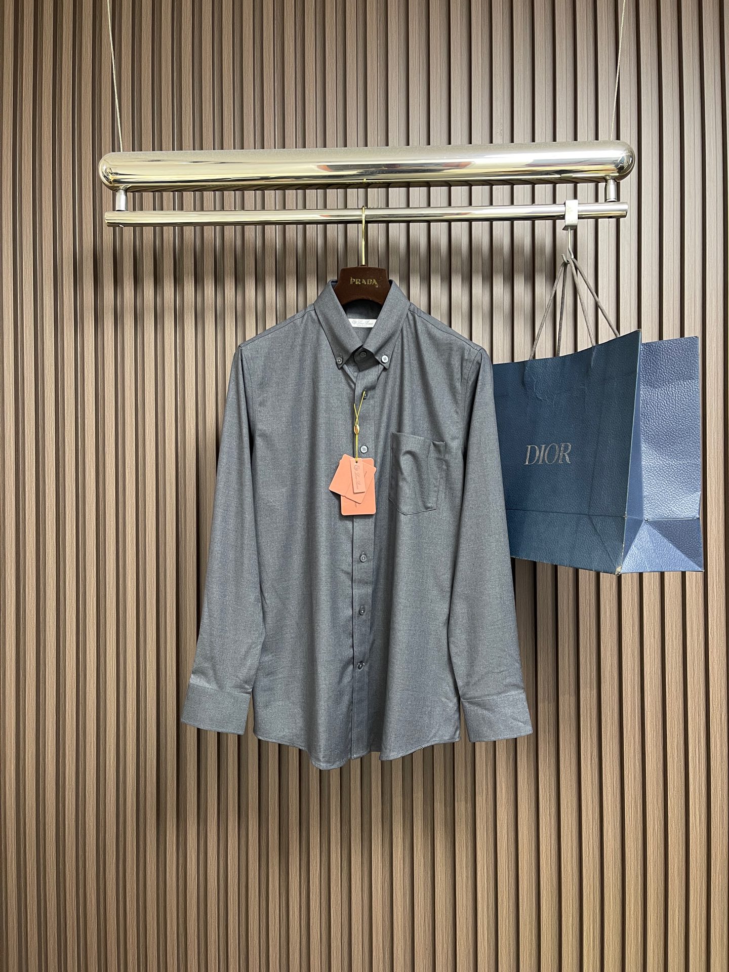 NO:627549,LP Loro Piana solid color stand-collar long-sleeved shirt, smooth shoulder lines and slightly loose fit.  Compatible with different body shapes.  It also retains the crisp feel of the shirt.  It also gives a sense of relaxation to daily wear.  Double-thread seams reinforce seams.  Buttons are made of natural shell material.  The luster is gentle and firm and wear-resistant.  Size S-XXL,,loro piana,loro piana,shirts,alexander wang19860909LP Loro Piana 净色立领长袖衬衫,流畅的肩部线条与微宽松版型．兼容不同身形．既保留衬衫的挺括感．又赋予日常穿搭的松弛感．双线锁边加固接缝．纽扣采用天然贝壳材质．光泽温润且牢固耐磨．尺码S-XXL,,loro piana,loro piana,shirts,alexander wang,Men's clothing