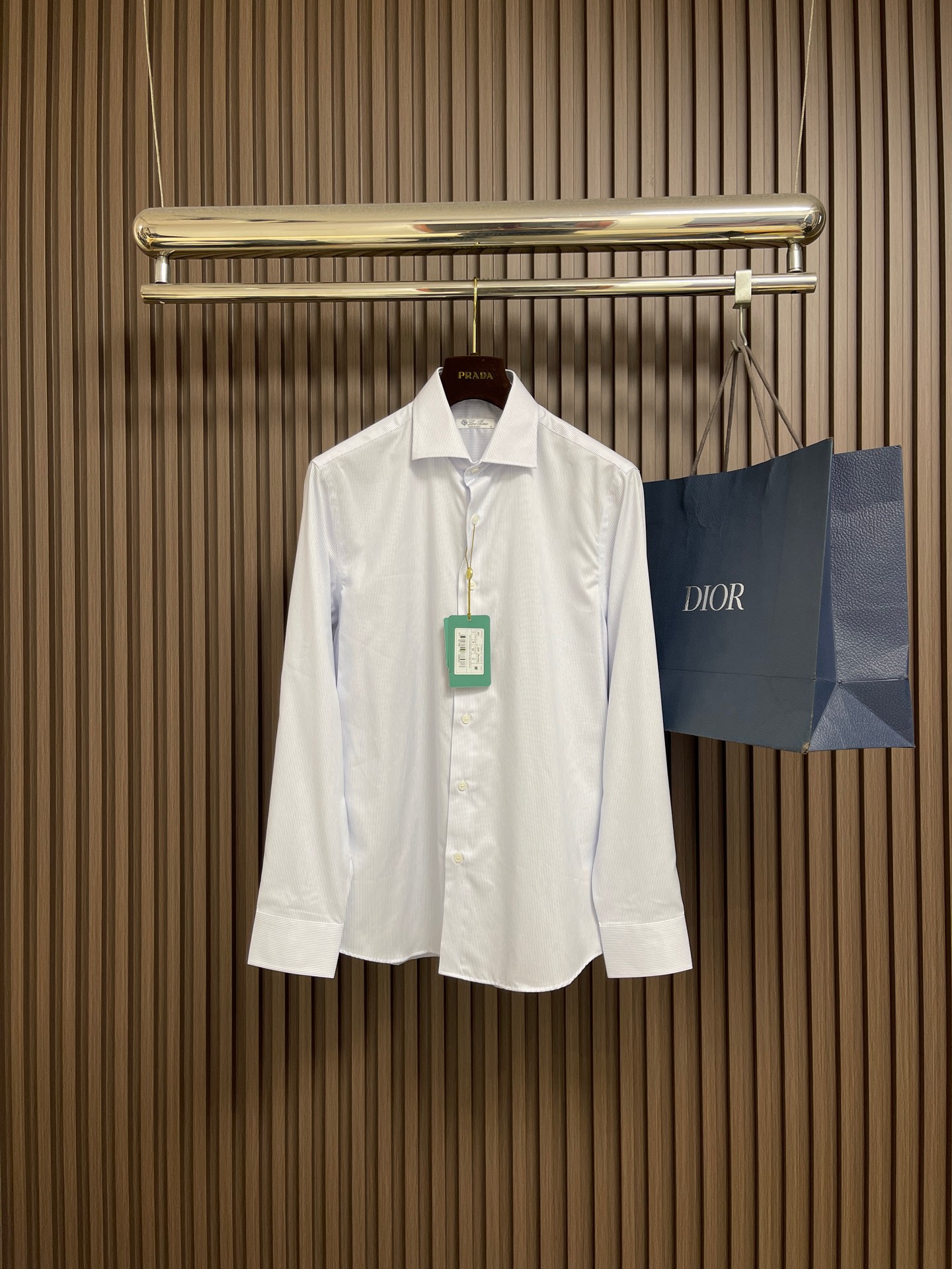 NO:627581,LP Nuoyoupanya is a luxury person who pursues excellence and high quality, and collects imported yarn-dyed long-sleeved shirts. It provides high-end imported high-count fabrics with high density and fine texture. It is self-evidently comfortable, has excellent skin-friendliness, superior breathability, and excellent details. The craftsmanship is exquisite and the lines are neat and rigorous! The upper body effect is very good. Suitable for business casual and daily wear, it is an indispensable item in the wardrobe. Sizes S-XXL, loro  piana,shirts,alexander wang19860909LP 诺悠翩雅追求卓越高品质的奢品者,珍藏级进口色织长袖衬衫.客供高定进口高支面料,高密度且质感细腻,舒适度不言而喻,亲肤性绝佳,透气性亦优越,细节方面亦非常出色,工艺精湛细腻,走线工整严谨! 上身效果非常出色 商务休闲及日常穿搭皆宜,衣橱不可或缺的单品.尺码S-XXL,,loro piana,shirts,alexander wang,Men's clothing