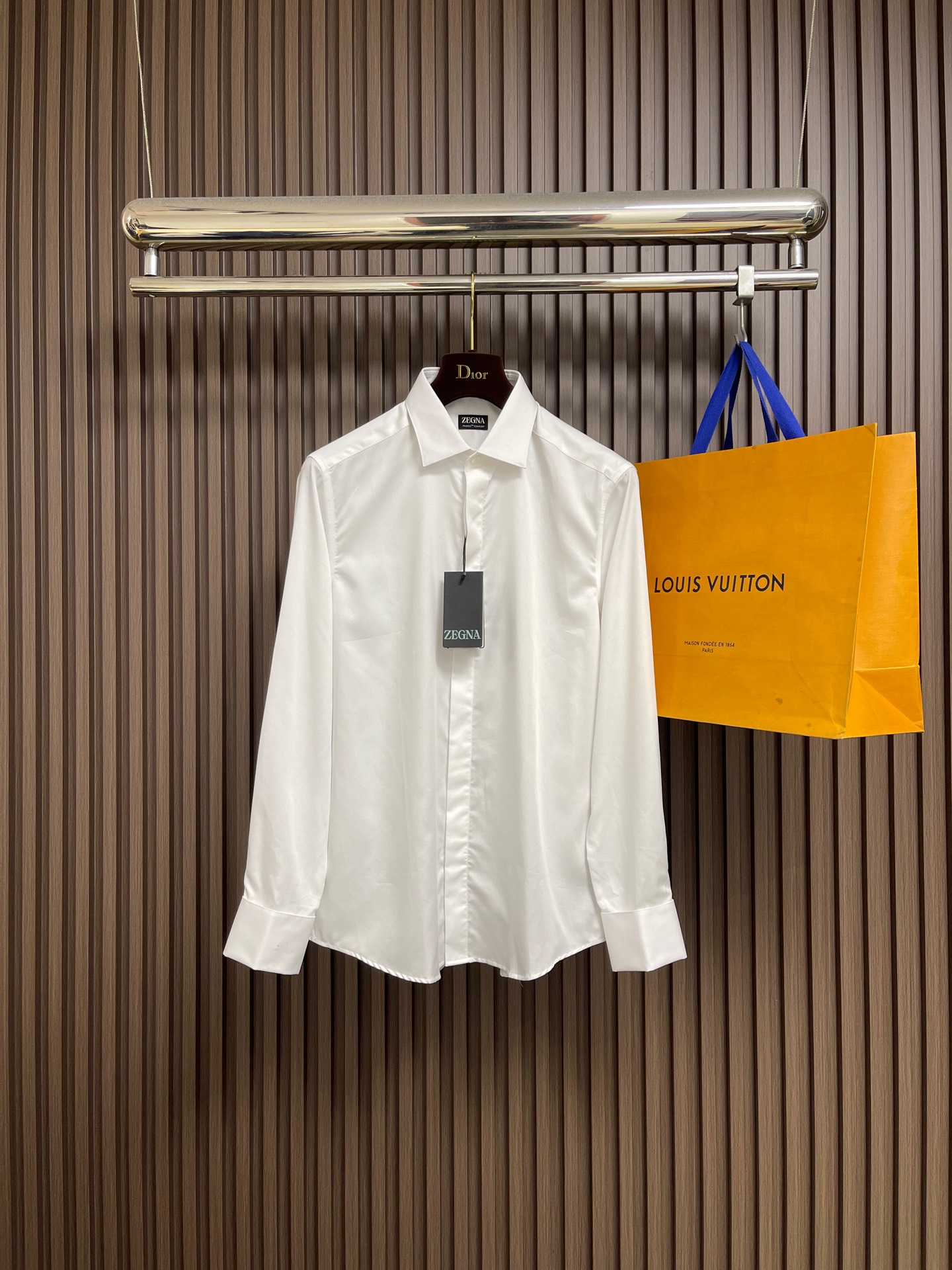 NO:654242,Zegna 2025ss men's long-sleeved shirt, business casual slim long-sleeved shirt!  Suitable for business and leisure!  Urban business style model!  The tailoring of the shirt is more precise and plastic, and does not require too much primary color decoration. For men, simplicity is its own charm!  Made from imported organic cotton, the shape is more crisp and natural, the touch is extremely comfortable, and the fit is excellent!  Size 39-40-41-42-43,,shirts,alexander wang19860909Zegna 2025ss男士长袖衬衫,商务休闲修身款长袖衬衣！宜商务 宜休闲！都市商务气质款！衬衫的版型剪裁更是精剪塑性,不需要过多的原色装饰,对于男士来说极简便是自身魅力！客供进口有机棉打造,更显版型的挺括自然,触感极为舒适,贴身性能绝佳！尺码39-40-41-42-43,,shirts,alexander wang,Men's clothing