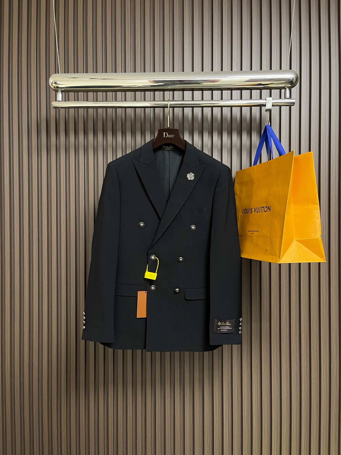 NO:627490,The whole set can be sold separately, single suit, trousers, LP Nuoyoupanya 2025ss autumn and winter catwalk style metal LOGO on the chest  Suit and trousers suit with hand logo logo on cuffs, neat and ergonomic tailoring, tall and handsome upper body, comfortable and slim fit, and gentlemanly demeanor at a glance. Selected fabrics, soft and delicate feel, good gloss and elasticity. This suit is a good choice for sportsmen. The silhouette and waist cut add more comfort to sportsmen's clothing, making them look slim but handsome. Sizes 46-56, suit size 46, length 70  Shoulder width 42.8, bust 100, size 48, length 72, shoulder width 44, bust 104, size 50, length 74, size 50, bust 108, size 52, length 76, size 52, bust 112, size 54, length 78, size 54, length 78, size 56, length 80, size 56, shoulder width 48.8, bust 120, trousers  Size 46 pants length 109 Waist 77 Hips 98.8 Size 48 pants length 112 Waist 81 Hips 102 Size 50 pants length 115 Waist 85 Hips 105.2 Size 52 pants length 117 Waist 89 Hips 108.4 Size 54 pants length 119 Waist 93 Hips 111.6 Size 56 pants length 121  Waist 97 Hips 114.8, loro piana, business suit, alexander wang19860909整套 可拆卖 单西服 西裤 LP 诺悠翩雅 2025ss秋冬走秀款胸前金属LOGO 袖口手标标识西装西服西裤套装,利落而符合人体工学的剪裁,上身挺拔帅气,舒适修身,绅士风度一览无遗.精选面料,手感柔软而细腻,光泽和弹性较好.配此款西装是型男们不错的选择,廓型感和收腰剪裁,为型男们的着装平添更多舒适度,显瘦而不失帅气.尺码46-56 西服 46码衣长70 肩宽42.8胸围100 48码衣长72 肩宽44胸围104 50码衣长74 肩宽45.2胸围108 52码衣长76 肩宽46.2胸围112 54码衣长78 肩宽47.6胸围116 56码衣长80 肩宽48.8胸围120 西裤 46码裤长109 腰围77 臀围98.8 48码裤长112 腰围81臀围102 50码裤长115 腰围85 臀围105.2 52码裤长117 腰围89 臀围108.4 54码裤长119 腰围93 臀围111.6 56码裤长121 腰围97 臀围114.8,,loro piana,business suit,alexander wang,Men's clothing