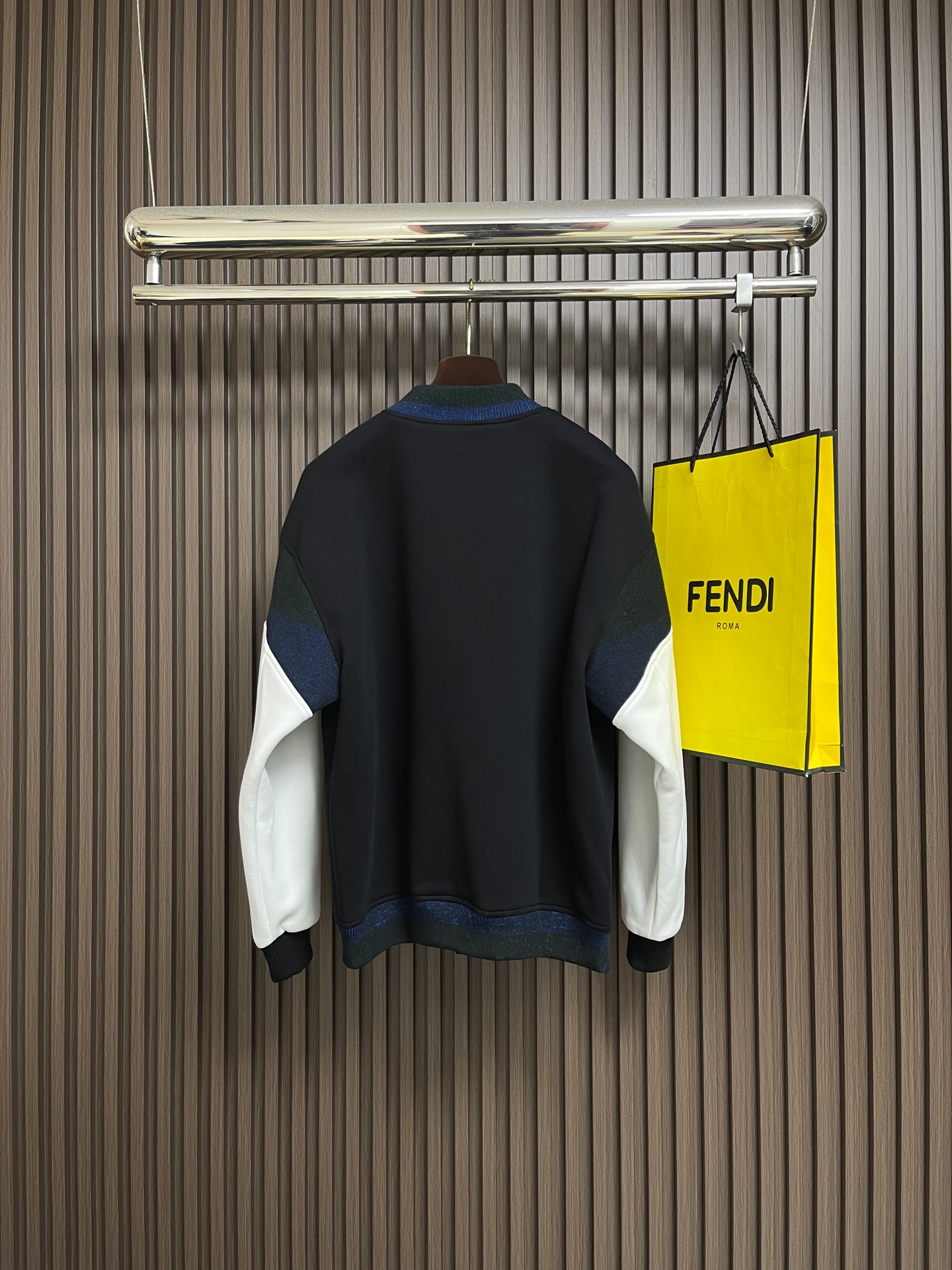 🛒🛒LV 罗纹珍珠扣棒球服夹克外套，采用100％棉质针织面料打造，触感柔软舒适。宽松的休闲版型配合圆润廓