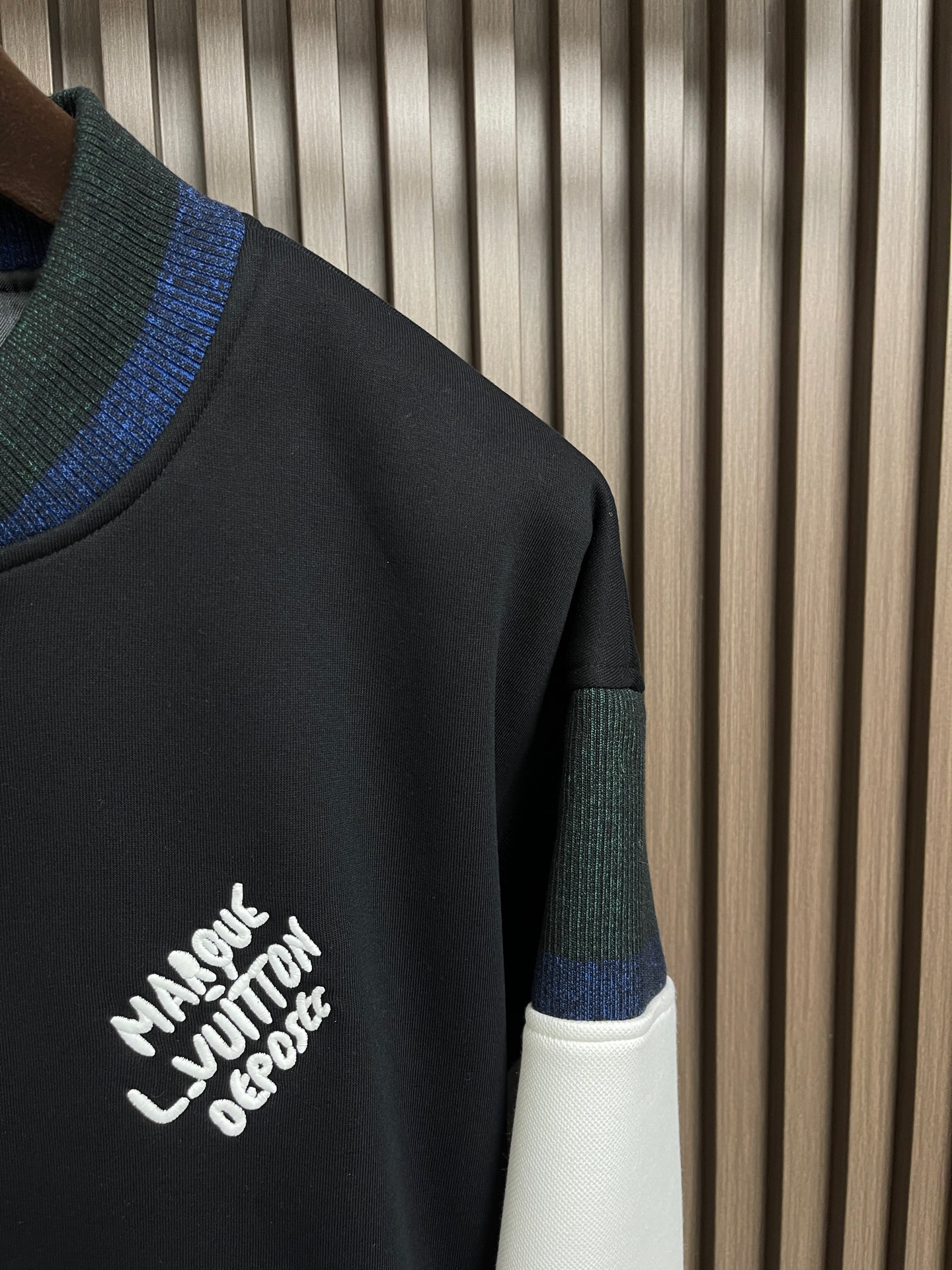 🛒🛒LV 罗纹珍珠扣棒球服夹克外套，采用100％棉质针织面料打造，触感柔软舒适。宽松的休闲版型配合圆润廓