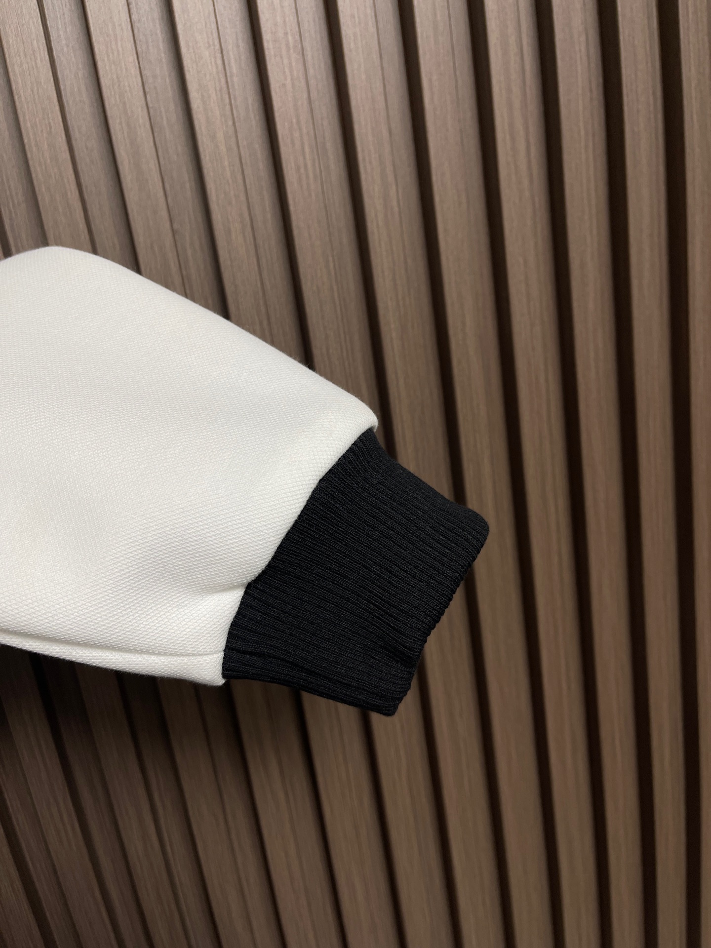 🛒🛒LV 罗纹珍珠扣棒球服夹克外套，采用100％棉质针织面料打造，触感柔软舒适。宽松的休闲版型配合圆润廓