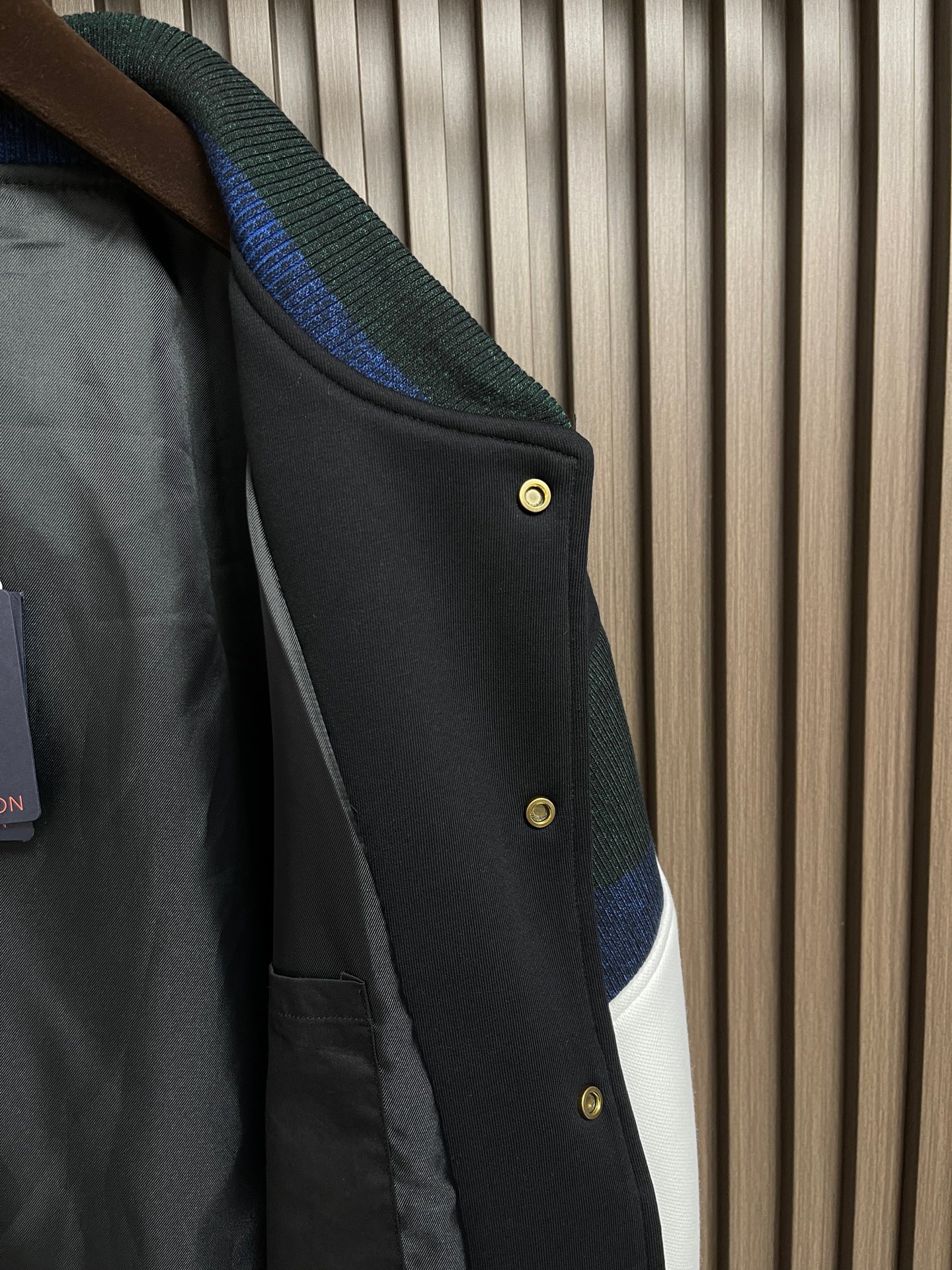 🛒🛒LV 罗纹珍珠扣棒球服夹克外套，采用100％棉质针织面料打造，触感柔软舒适。宽松的休闲版型配合圆润廓