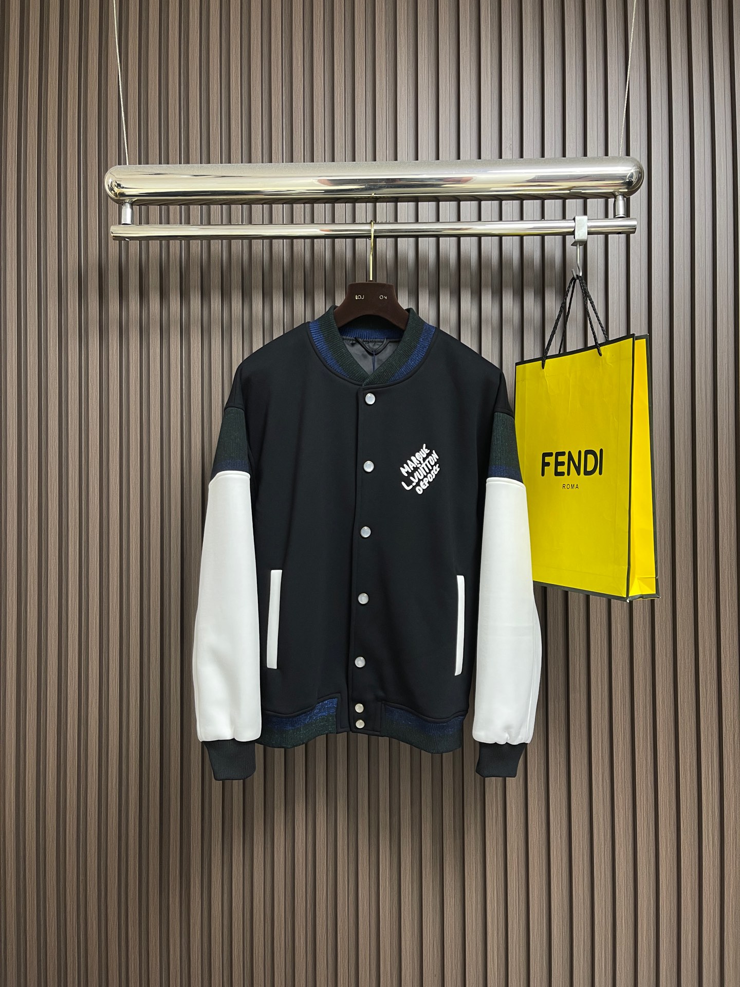 🛒🛒LV 罗纹珍珠扣棒球服夹克外套，采用100％棉质针织面料打造，触感柔软舒适。宽松的休闲版型配合圆润廓